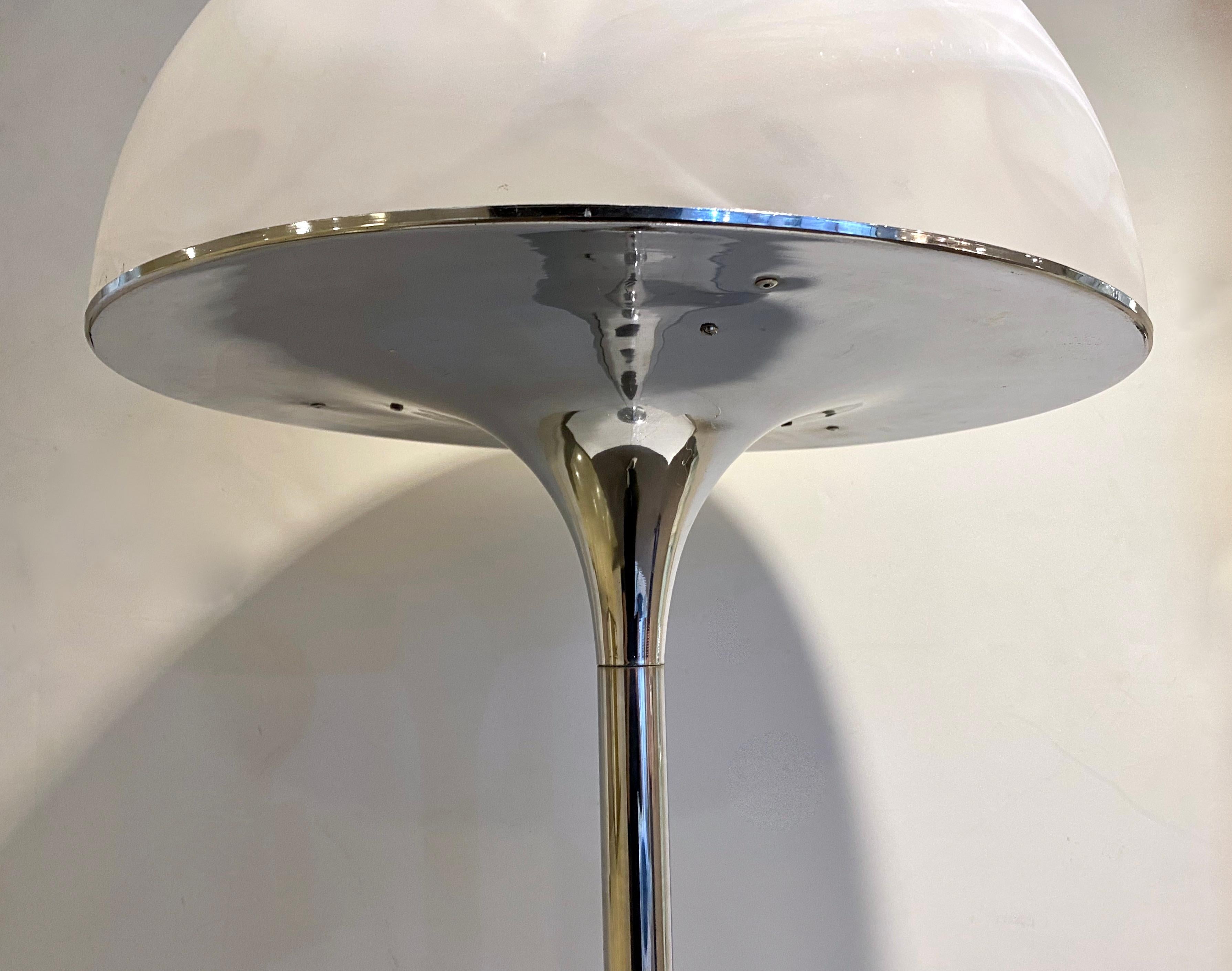 Años 60, Italia Art Decó Vintage Mazzega Murano Blanco Cristal Níquel Lámpara de pie Italiano