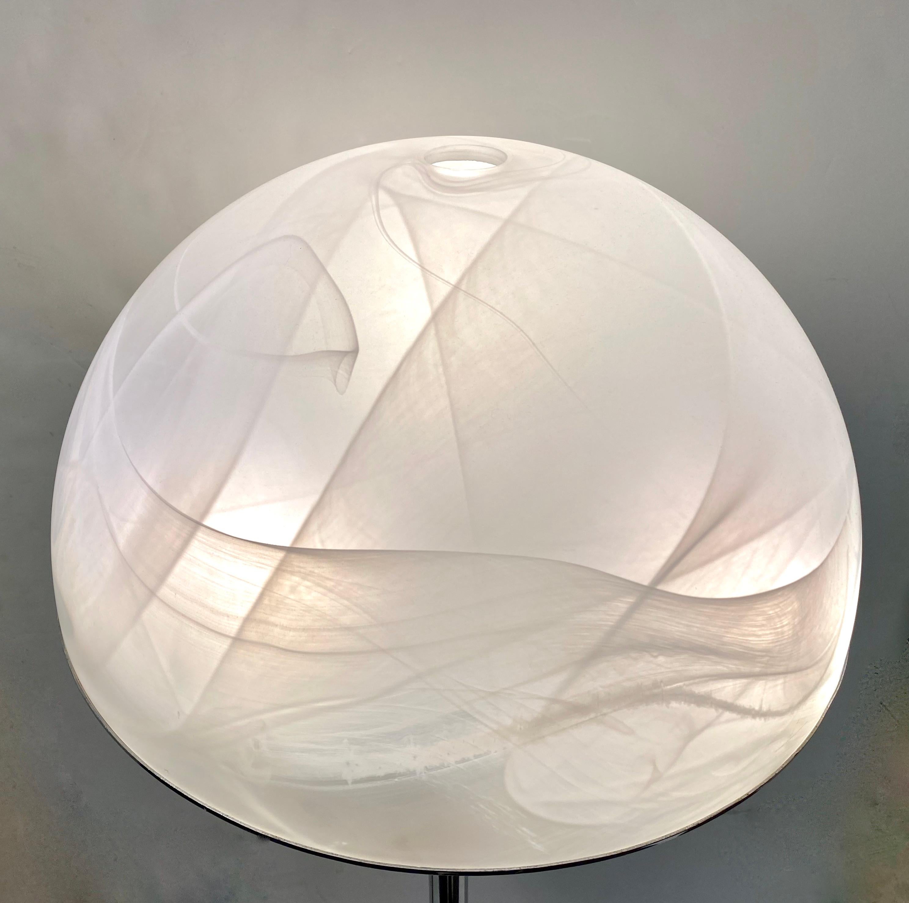 Años 60, Italia Art Decó Vintage Mazzega Murano Blanco Cristal Níquel Lámpara de pie mediados del siglo XX
