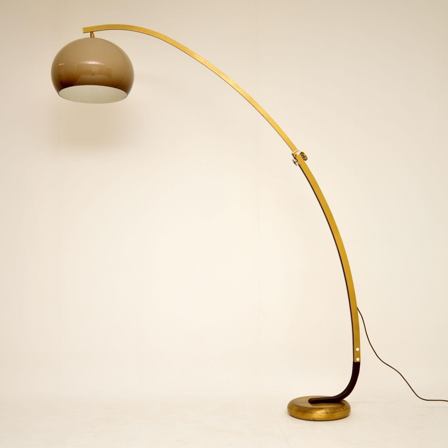A very stylish vintage arc floor lamp, this was made in Italy and dates from the 1960s-1970s. It has an extendable arc mechanism, the height and length can be increased significantly. The shade can also swivel and tilt. This is in good vintage
