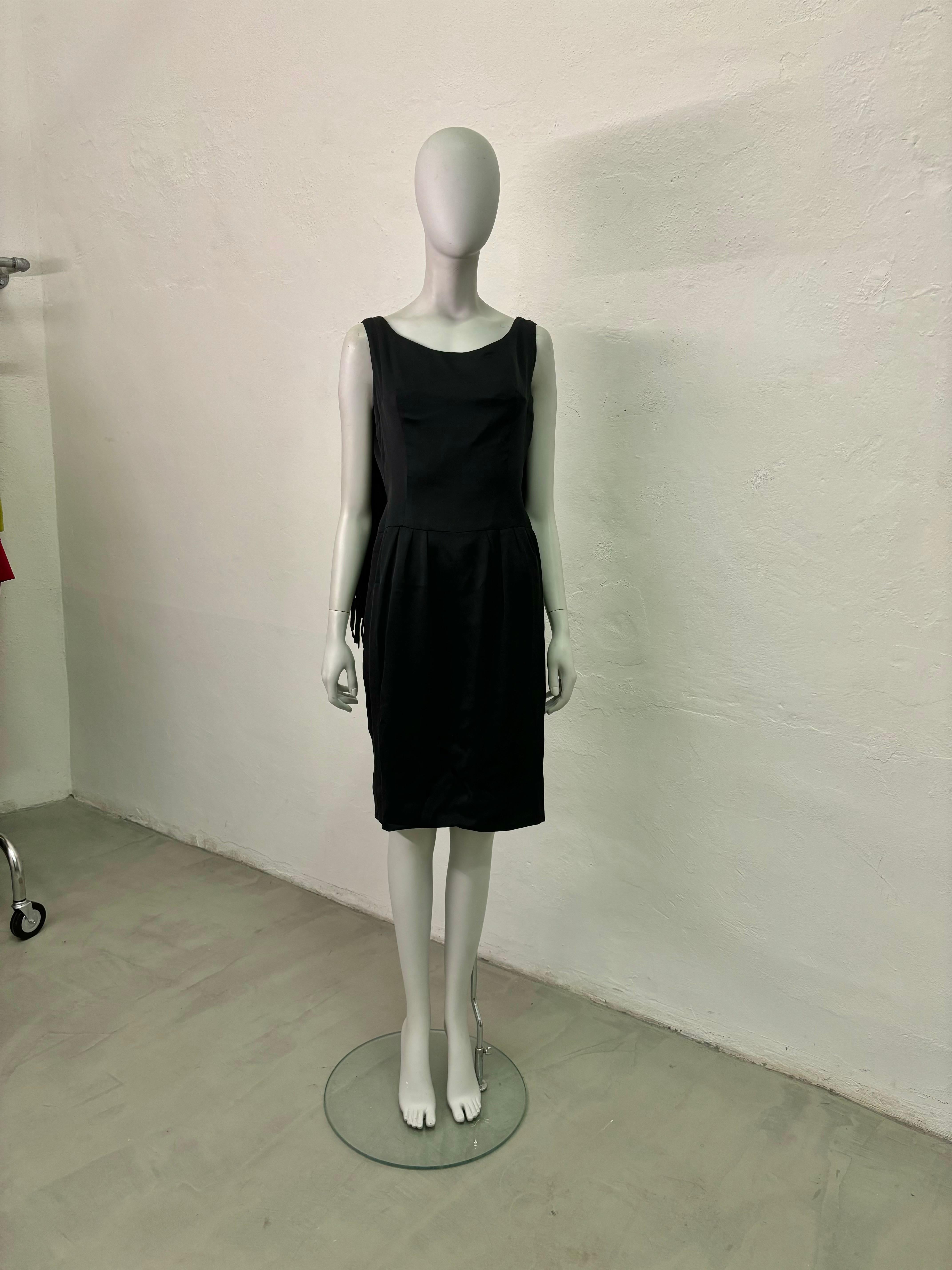 - Sold by Gold Palms Vintage 
- Vintage 1960's rayon midi dress
- Draped fringe back
- Size label missing, fits M

- Total length: 94 cm
- ⁠Bust: 45 cm
- ⁠Waist: 36 cm
- ⁠Hips: 45 cm