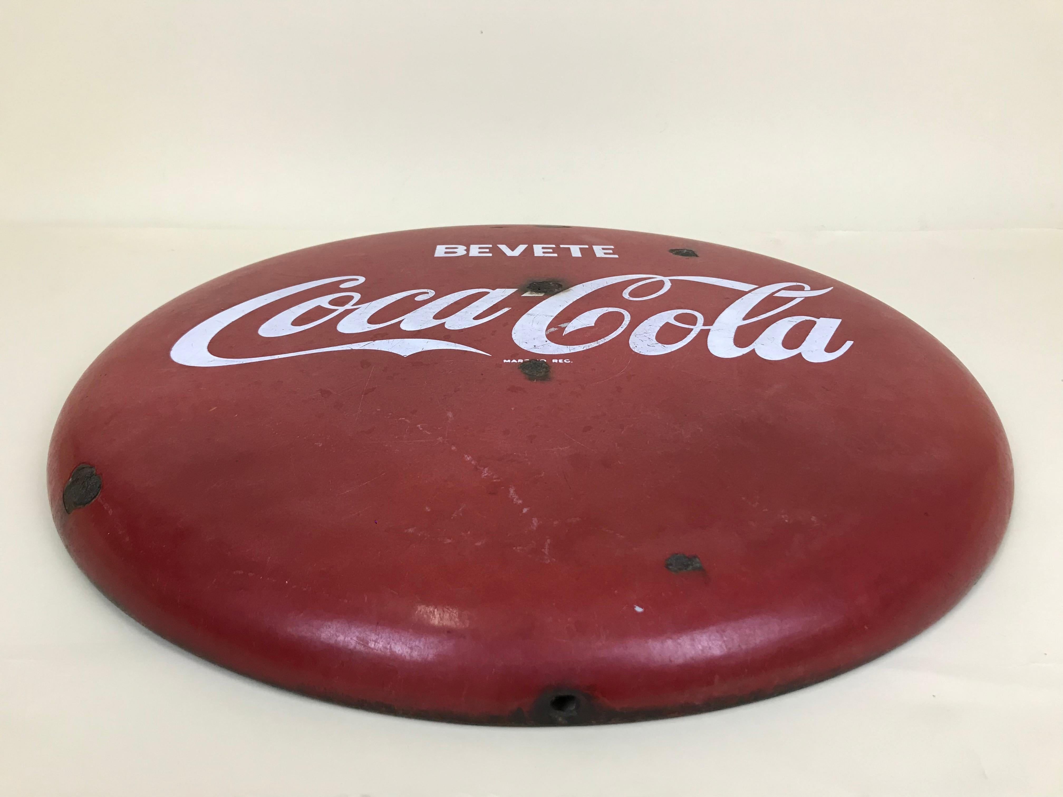 1960s Italian Vintage Metal Enamel Bevete Coca-Cola Drink Coca-Cola Button Sign (Moderne der Mitte des Jahrhunderts) im Angebot