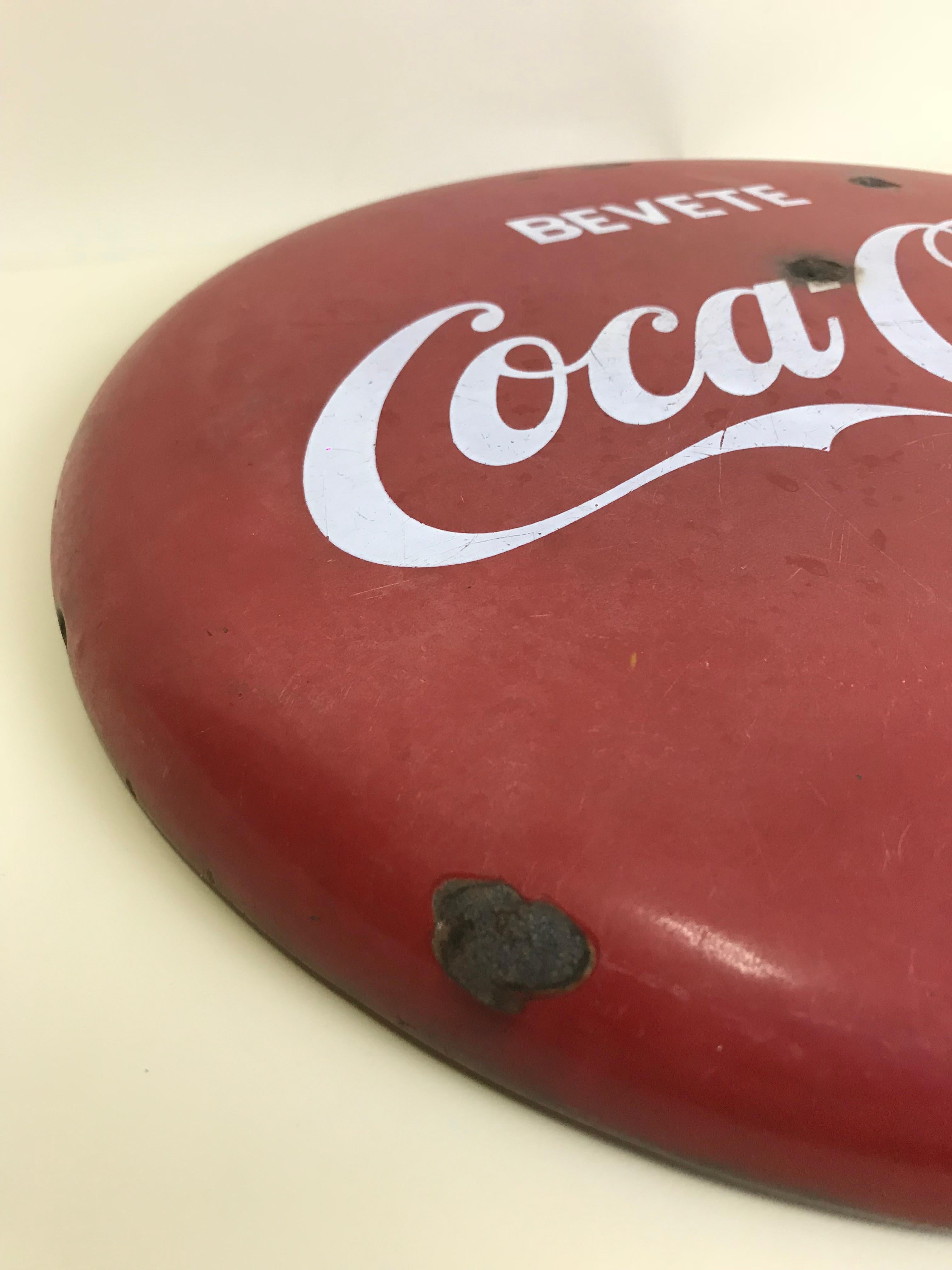 1960s Italian Vintage Metal Enamel Bevete Coca-Cola Drink Coca-Cola Button Sign im Zustand „Gut“ im Angebot in Milan, IT
