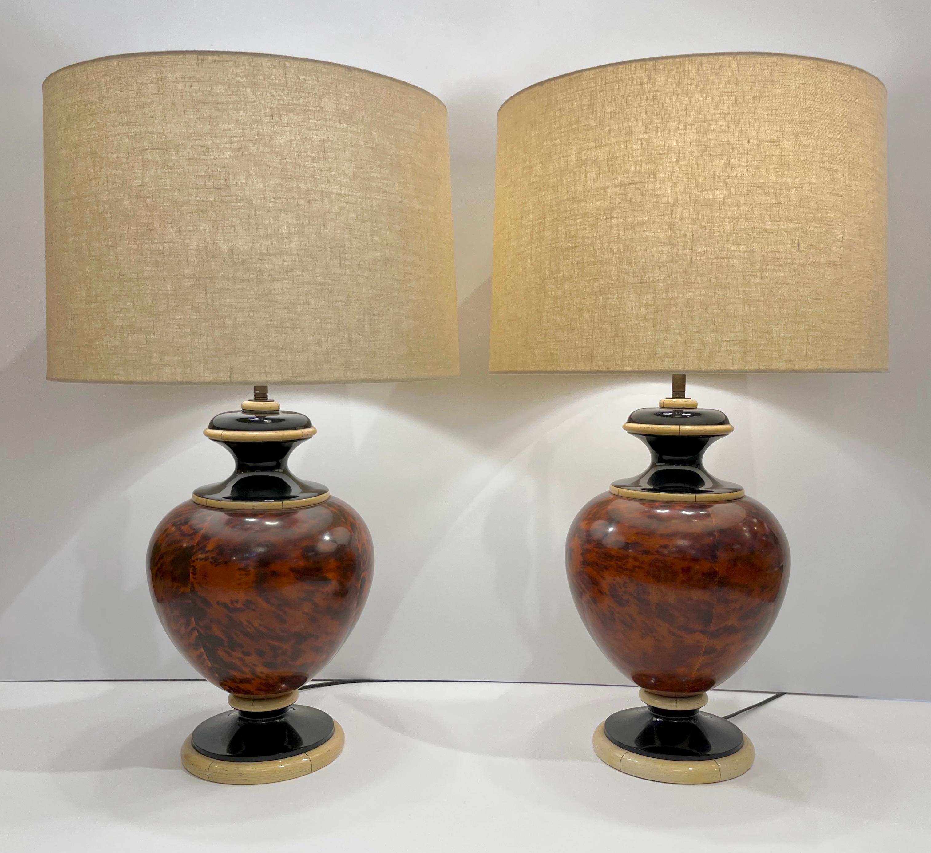 1960s Italian Vintage Pair of Veneered Walnut Black Cream Lacquer Table Lamps For Sale 3