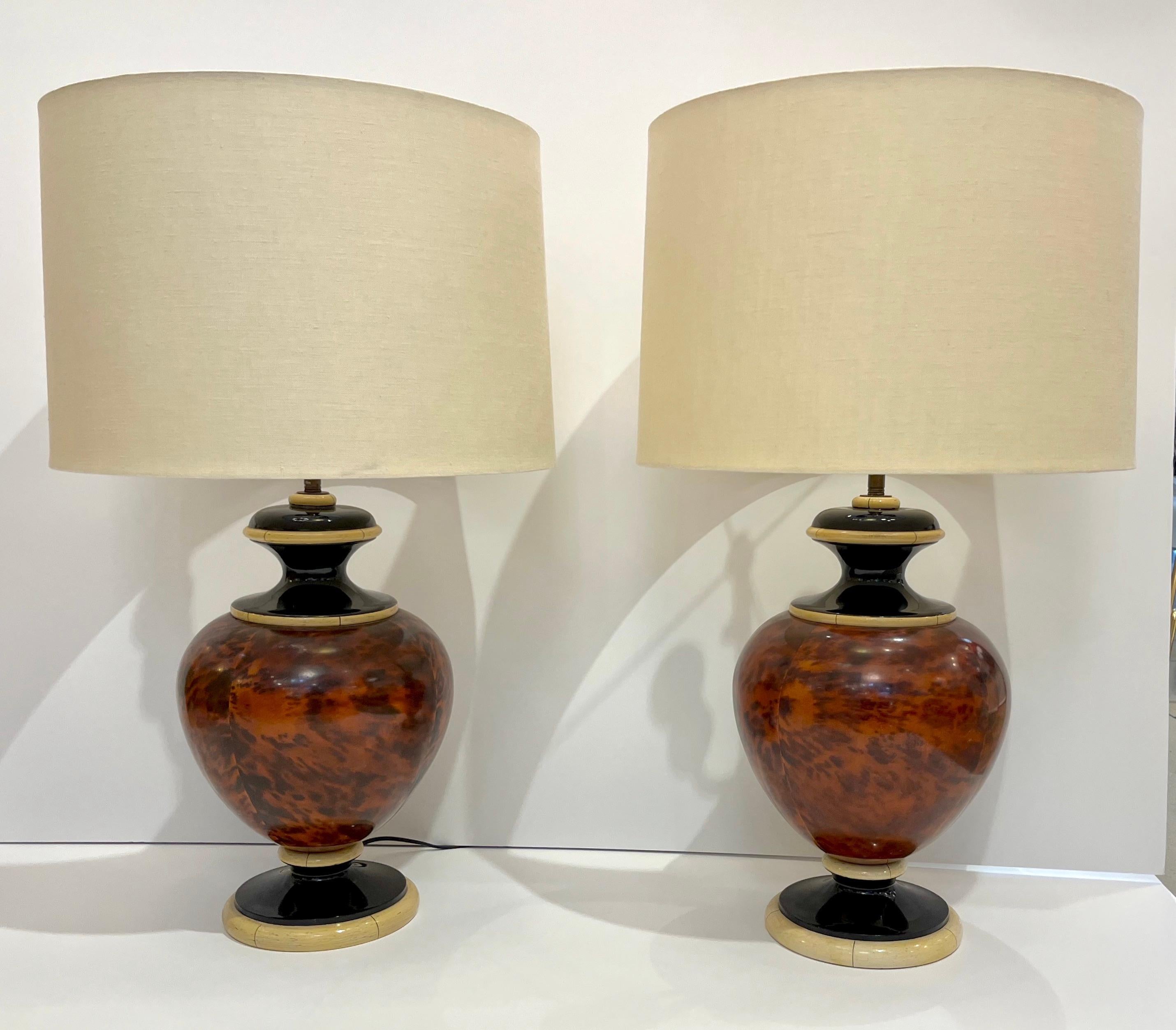 Italian Mid-Century Modern pair of 1960s vintage wood grand tour design lamps, urn-shaped, in high quality black and ivory cream lacquer boxwood, the organic turned rounded body made precious with attractive walnut veneer and highlighted with black