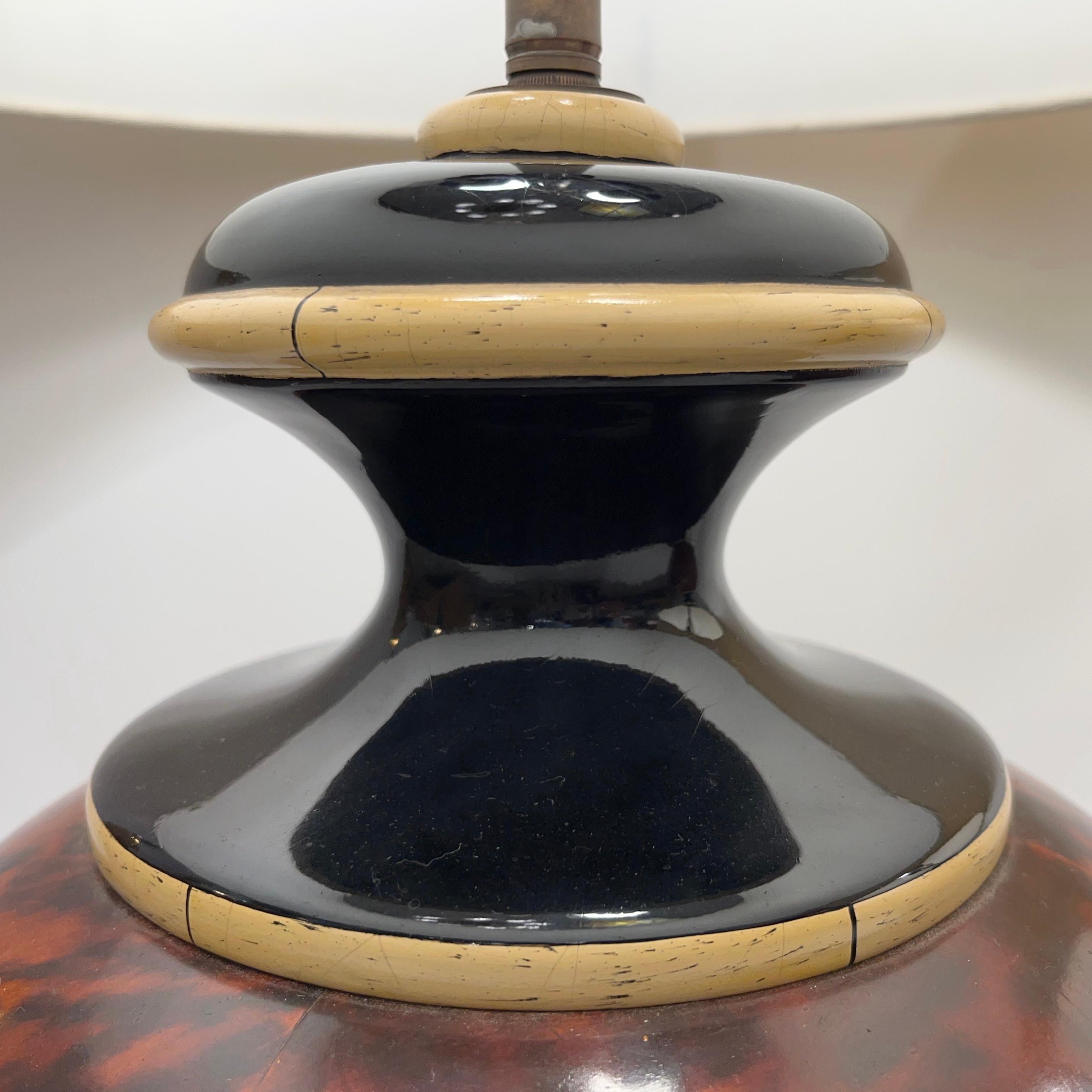 1960s Italian Vintage Pair of Veneered Walnut Black Cream Lacquer Table Lamps In Good Condition For Sale In New York, NY