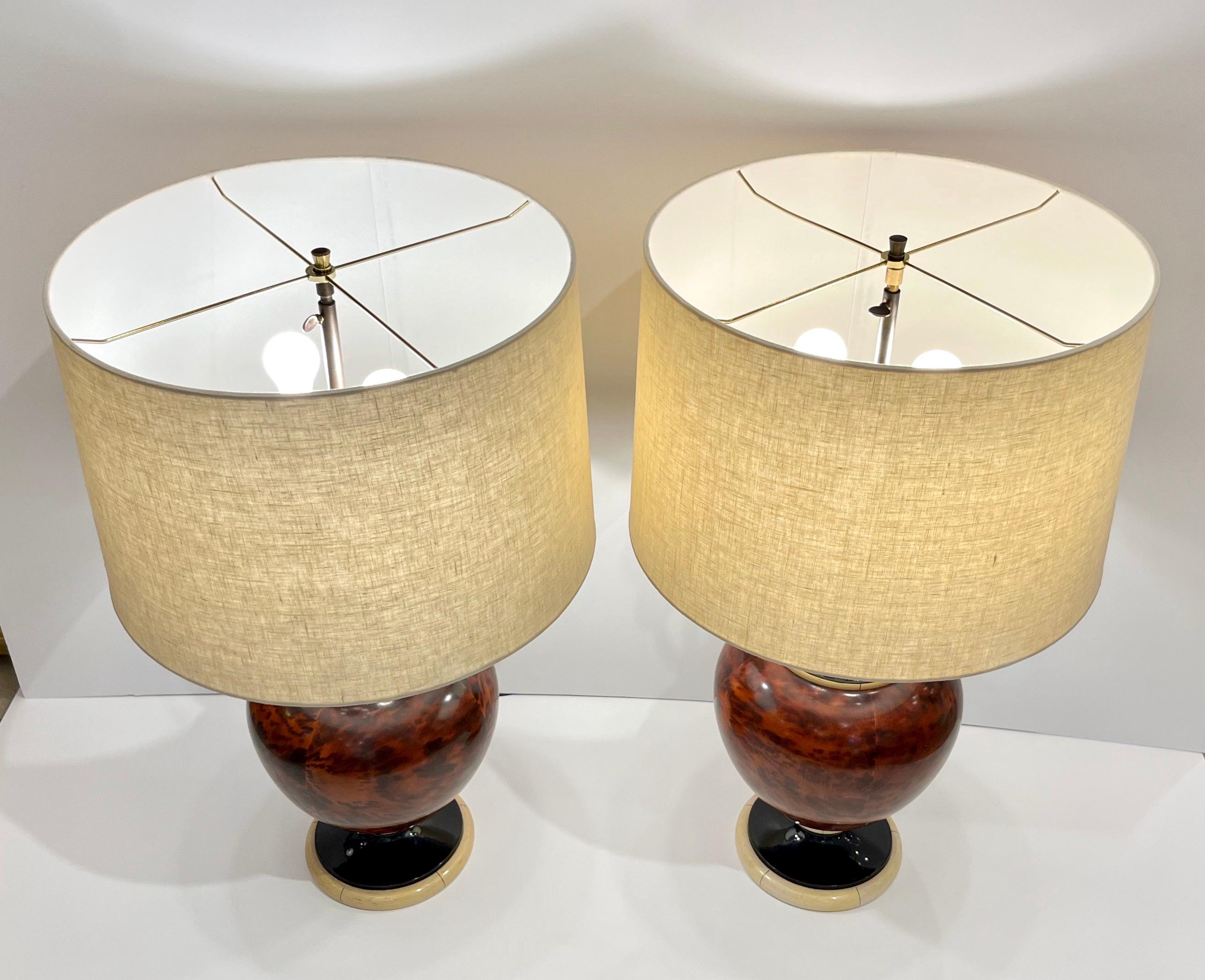 Fabric 1960s Italian Vintage Pair of Veneered Walnut Black Cream Lacquer Table Lamps For Sale