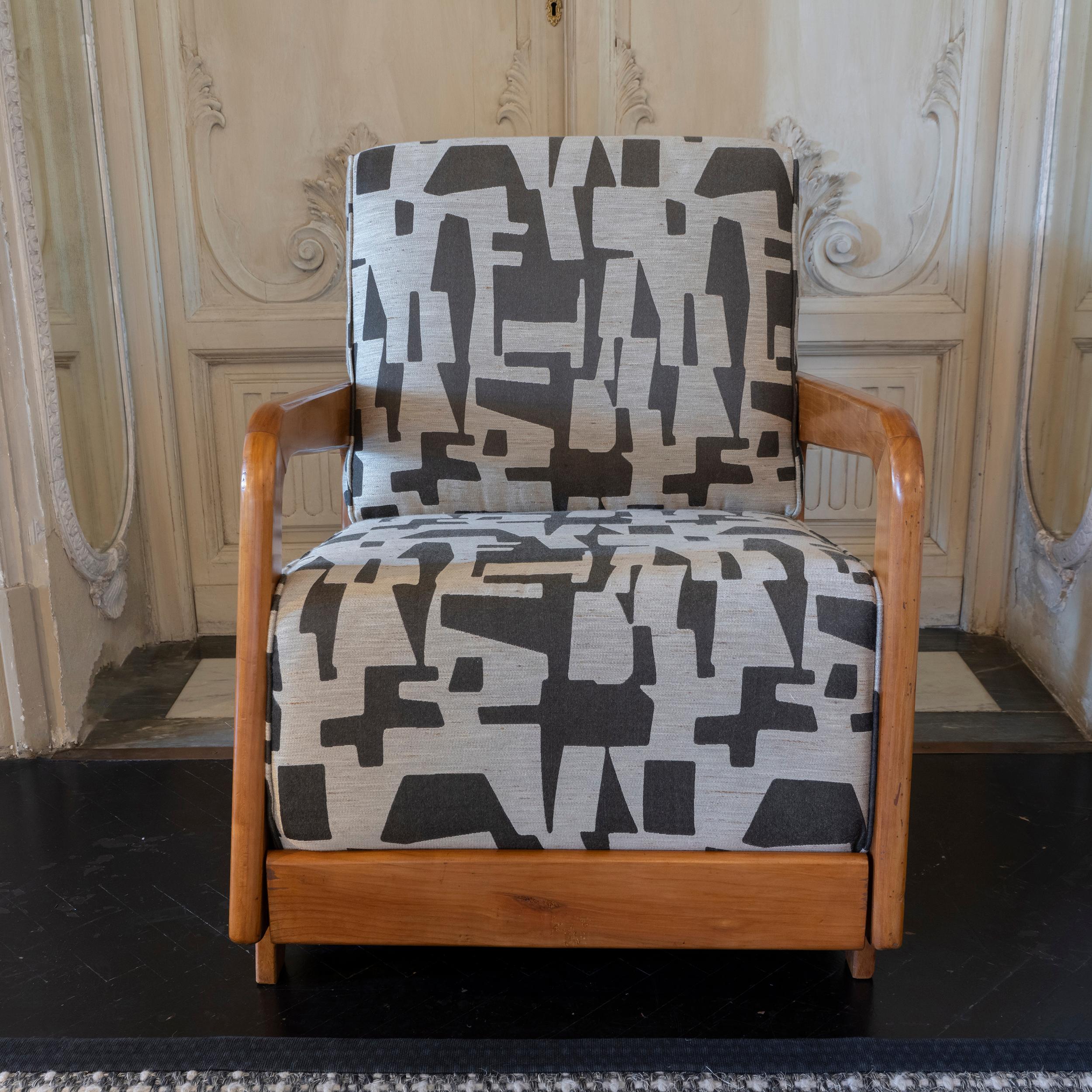 1960's Italian walnut armchair original structure in perfect condition and vintage patina, newly reupholstered in light grey and dark grey jacquard grafic pattern fabric.