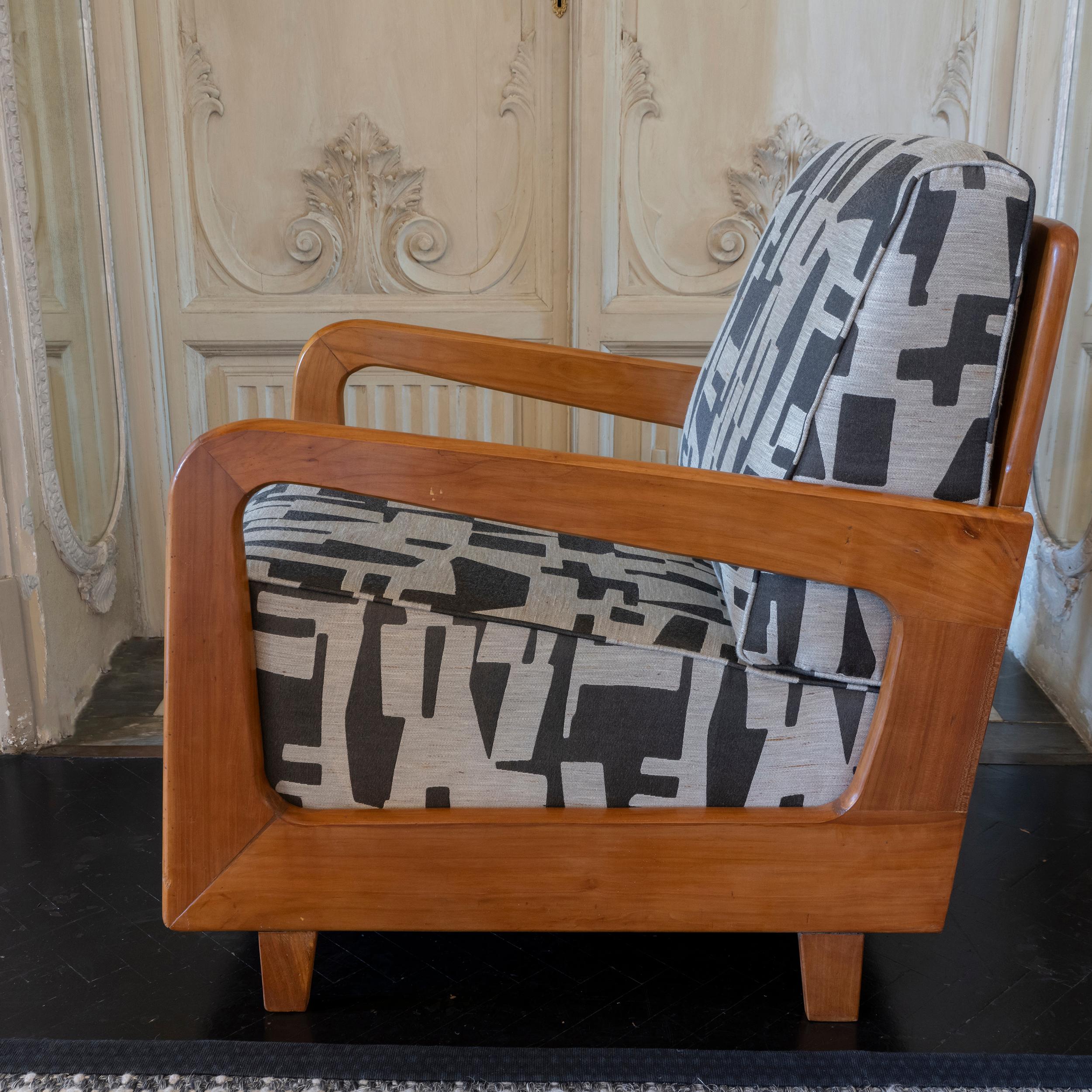 1960's Italian Walnut Armchair Jacquard Grafic Fabric In Good Condition In Firenze, IT