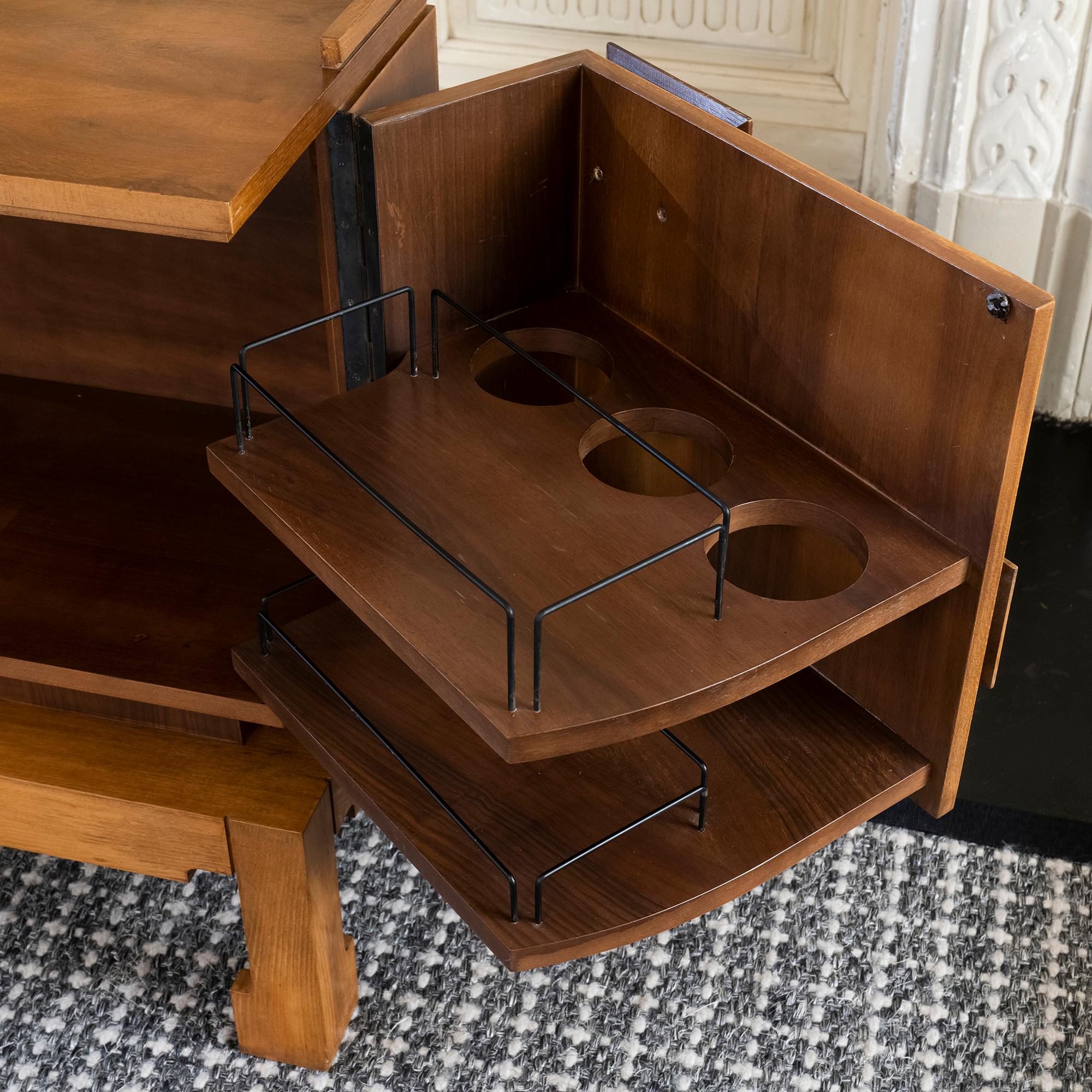 1960's Italian Walnut Low Bar Cabinet In Good Condition In Firenze, IT