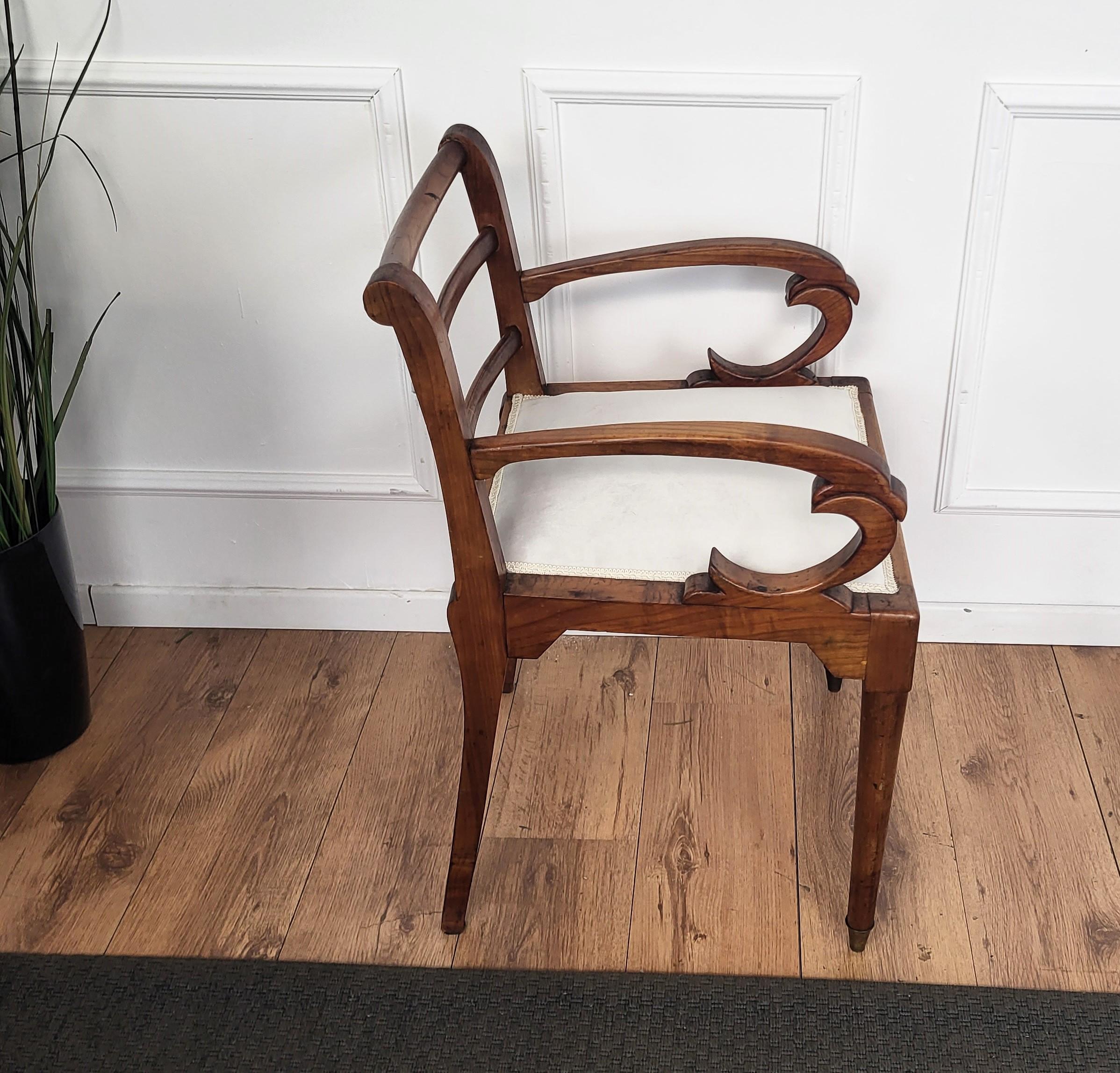 1960s Italian Walnut Wood Newly Upholstered Open Armchair Office Desk Chair Bon état - En vente à Carimate, Como