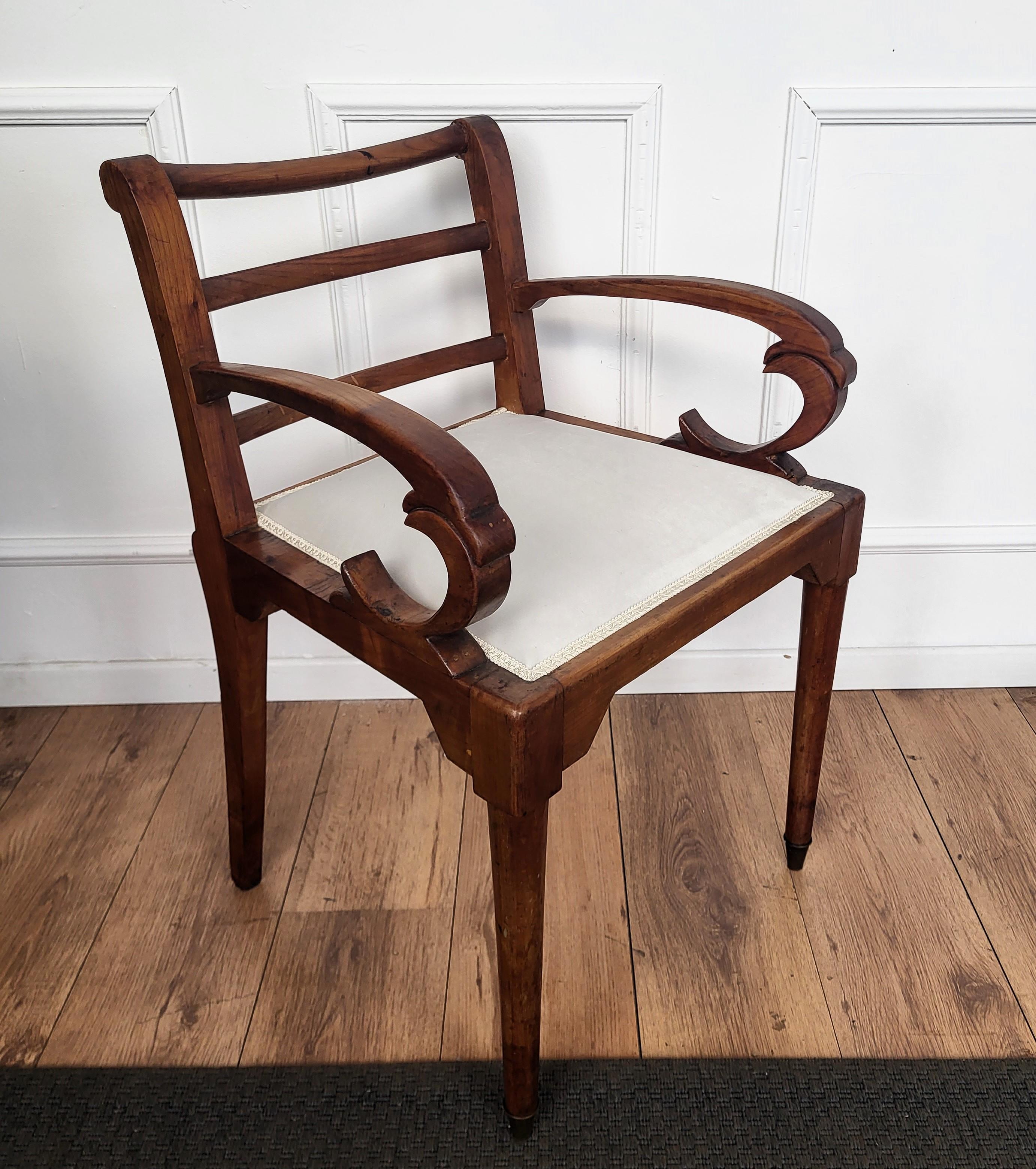 20ième siècle 1960s Italian Walnut Wood Newly Upholstered Open Armchair Office Desk Chair en vente