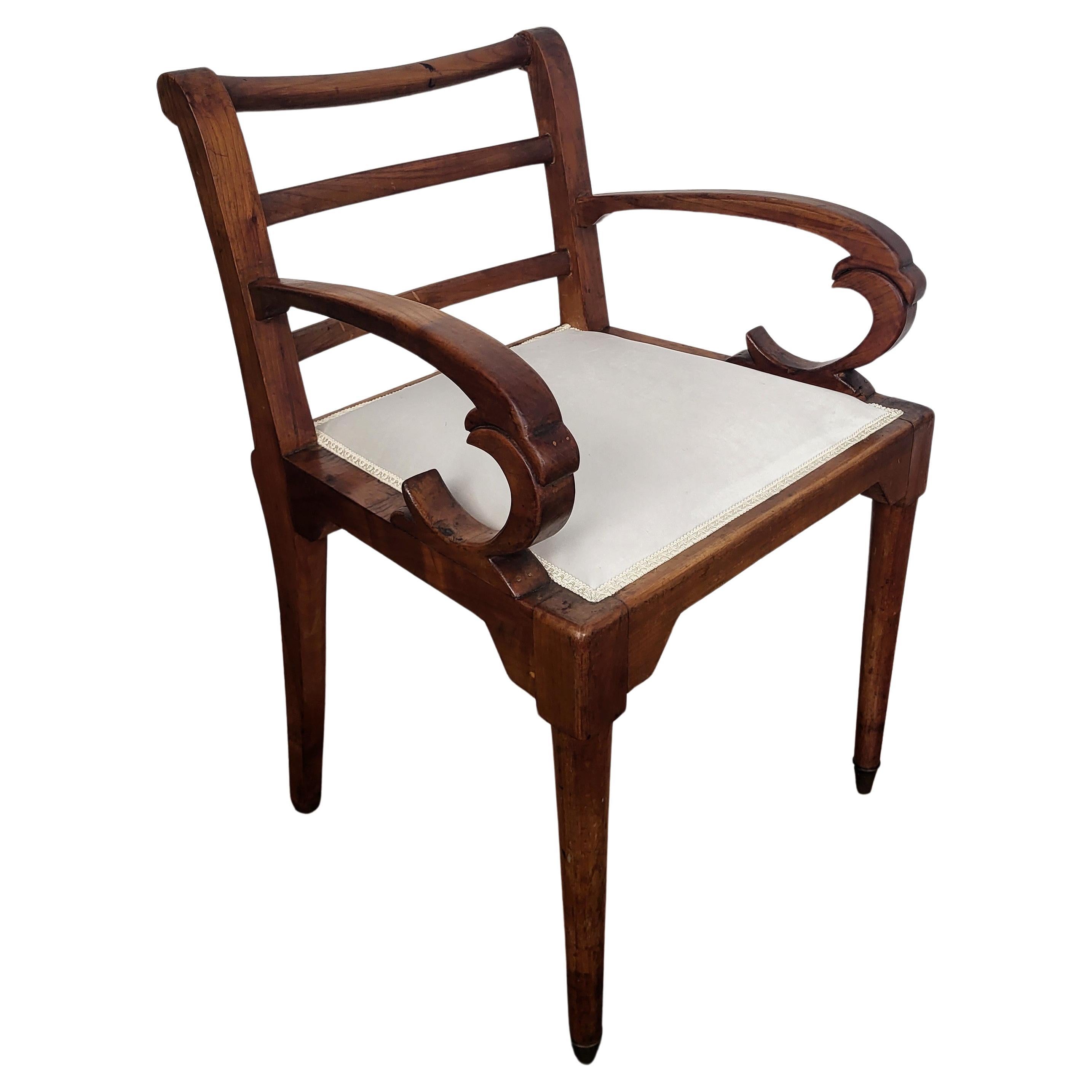 1960s Italian Walnut Wood Newly Upholstered Open Armchair Office Desk Chair en vente