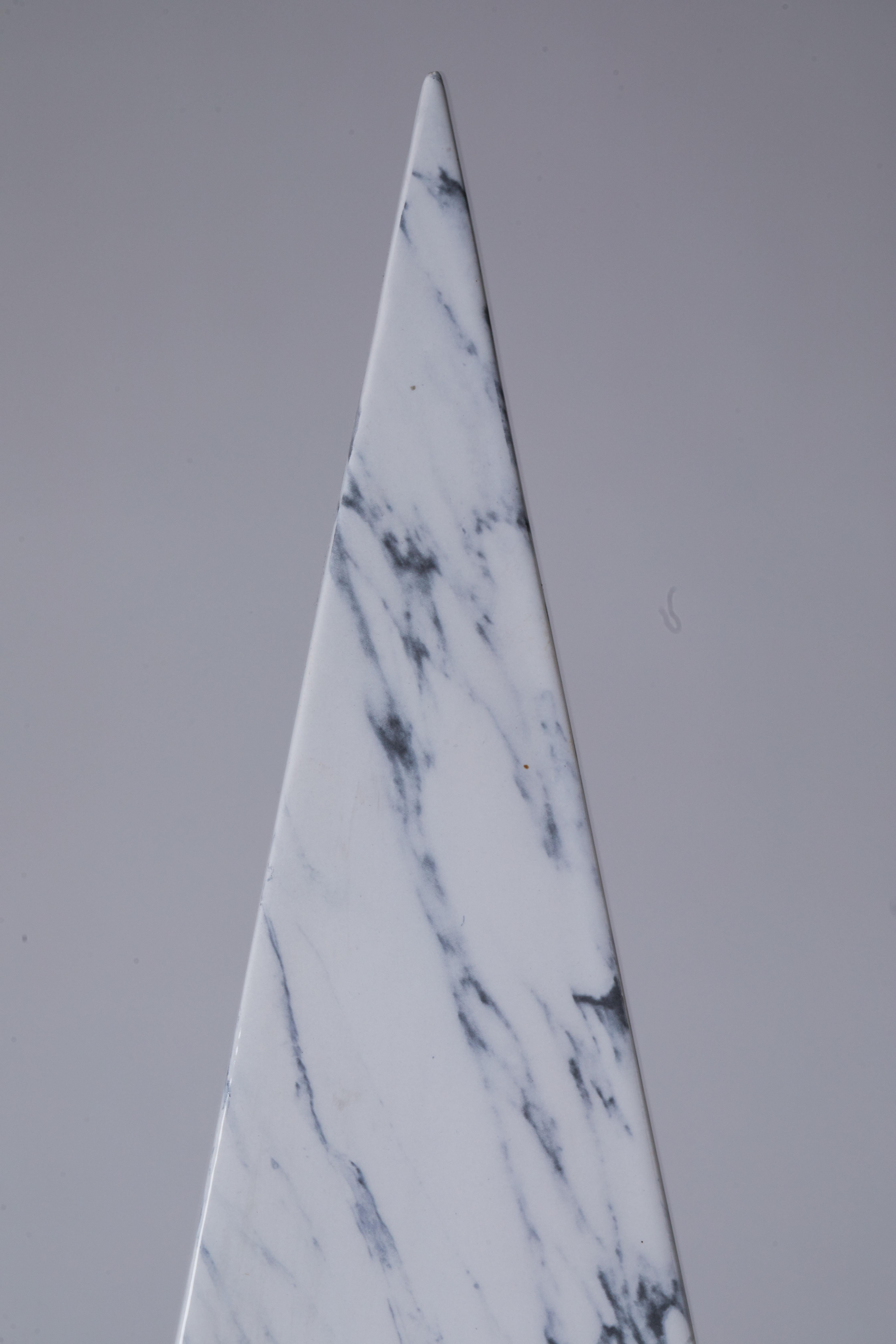 Européen Obélisque italien des années 1960 en marbre blanc et gris Trompe L'Oeil en vente