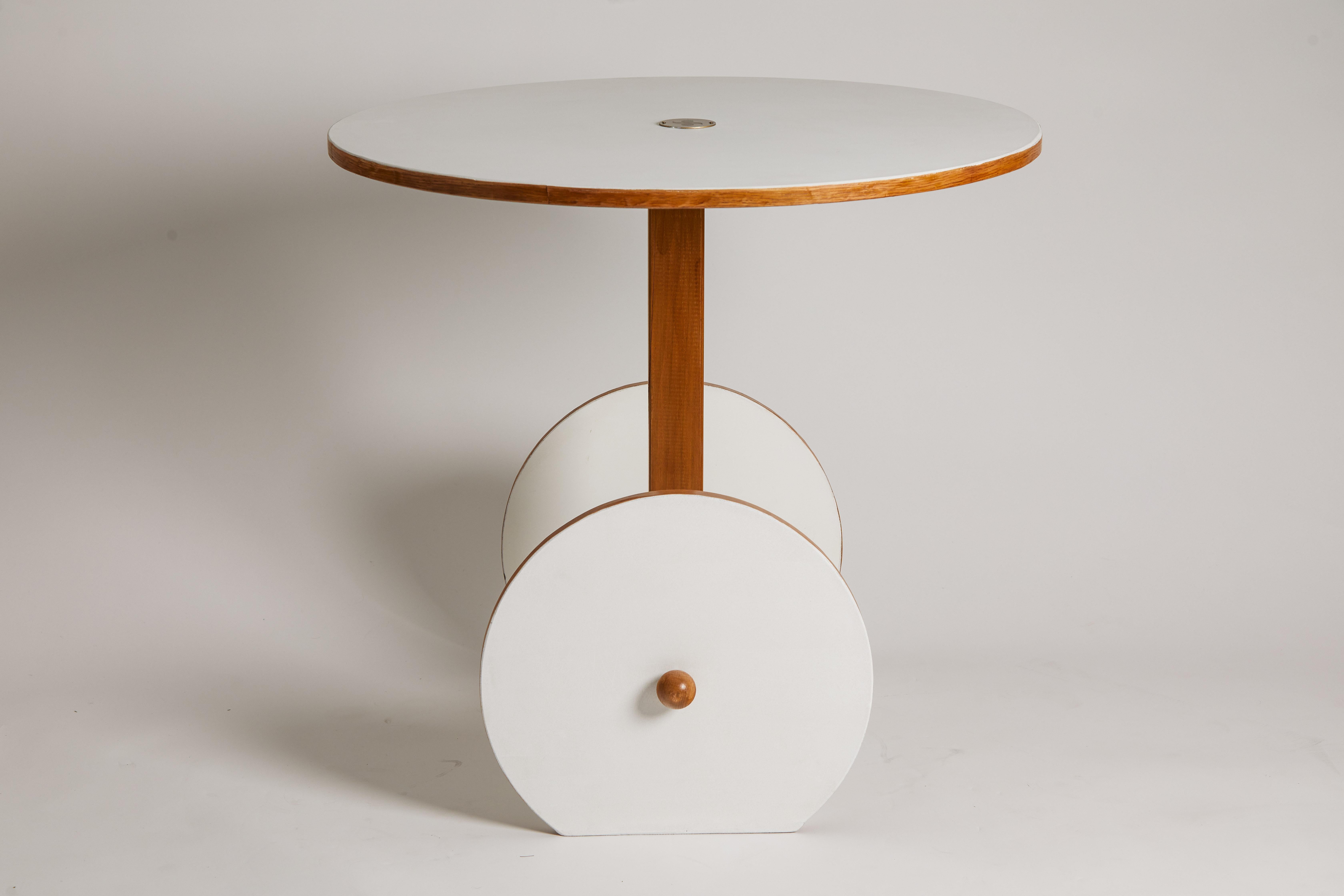 Table d'appoint italienne des années 1960 en chêne et blanc de style Memphis Bon état - En vente à Aspen, CO