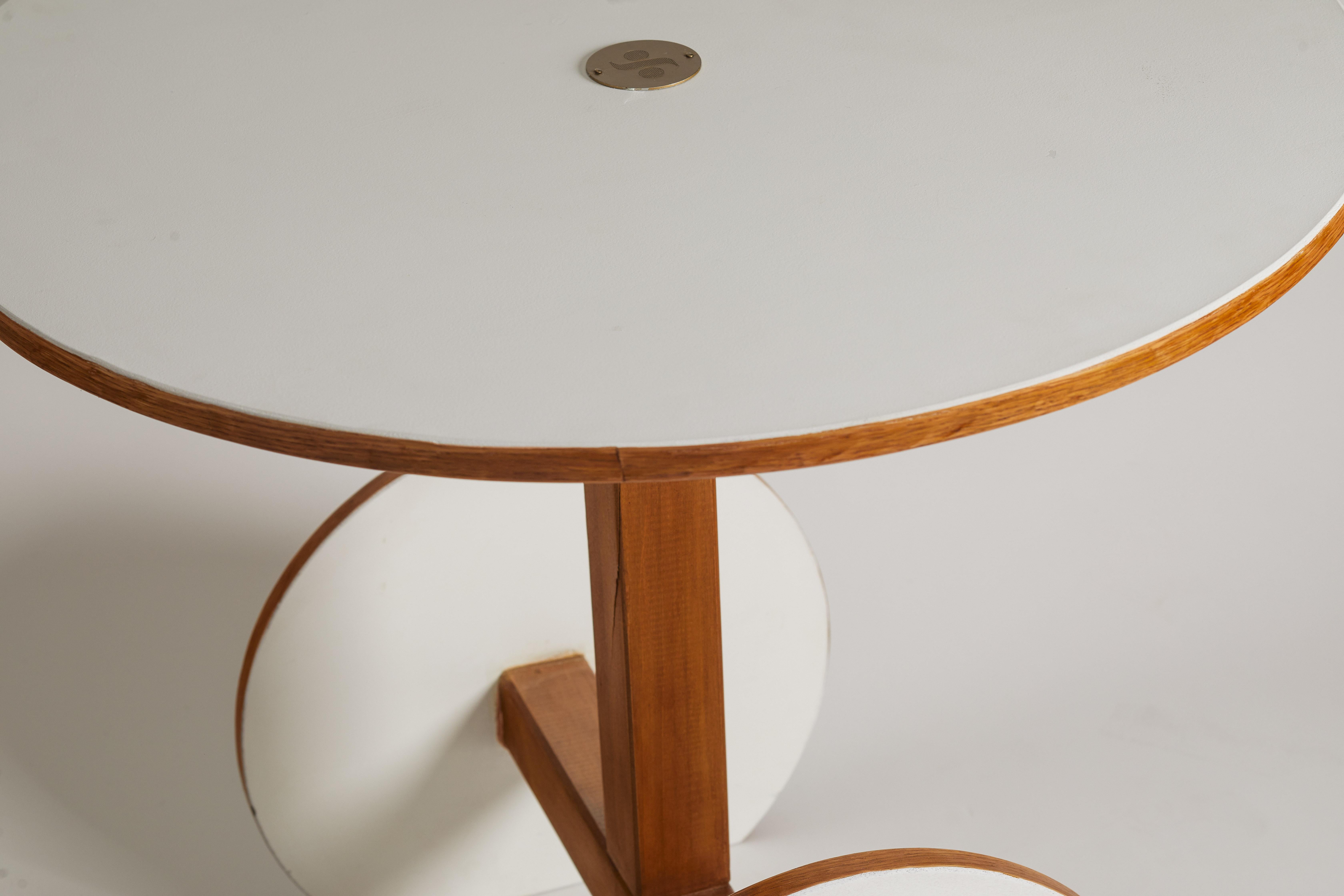 Chêne Table d'appoint italienne des années 1960 en chêne et blanc de style Memphis en vente