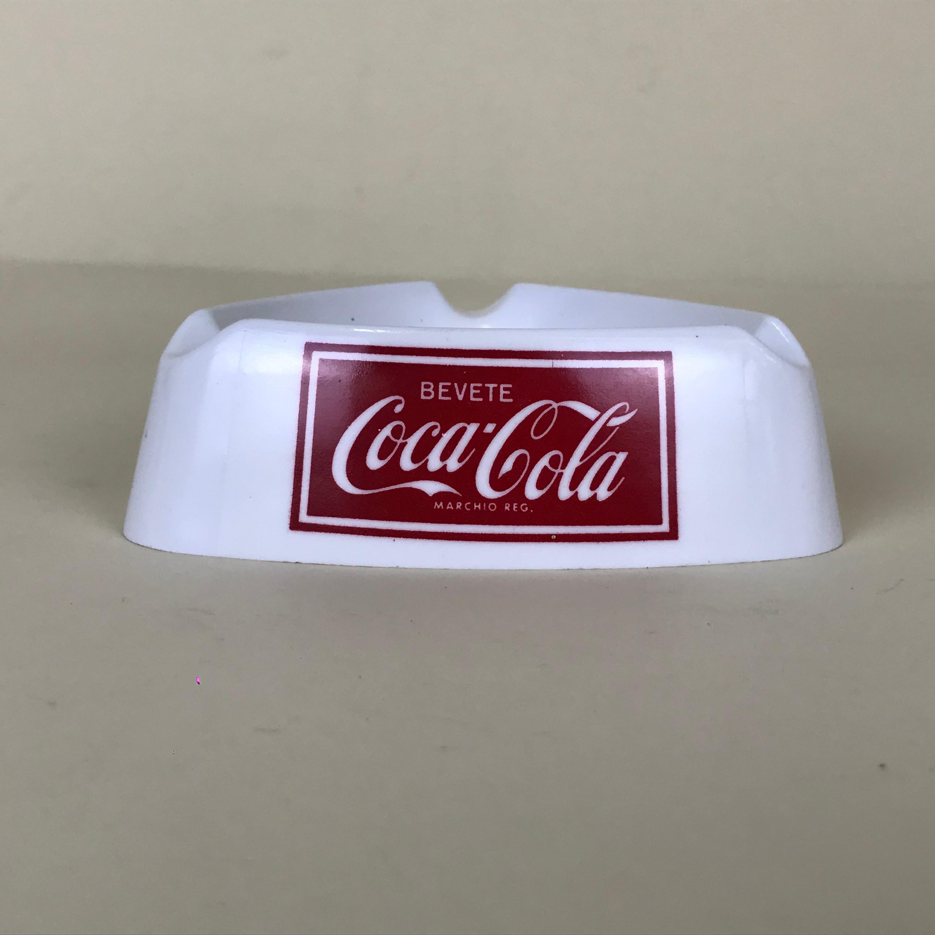 Coca-Cola advertising ashtray in white plastic made in Italy by Mebel in the 1960s. This triangular ashtray have two Coca-Cola logos in red on two sides and a 