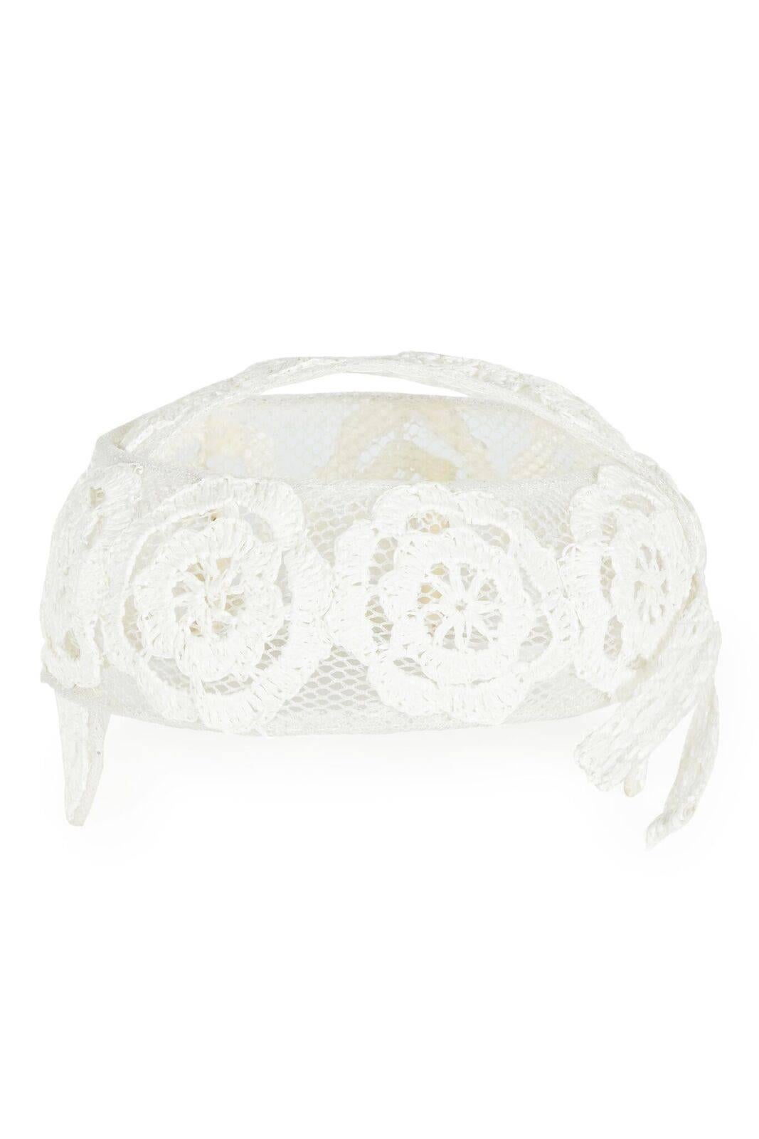 This exquisite vintage 1960s Italian white raffia bridal cap is in beautiful condition, and exceptionally feminine. A pretty tumour rose design is skilfully  woven into the raffia, and appears slightly embossed due to the nature of the material. The