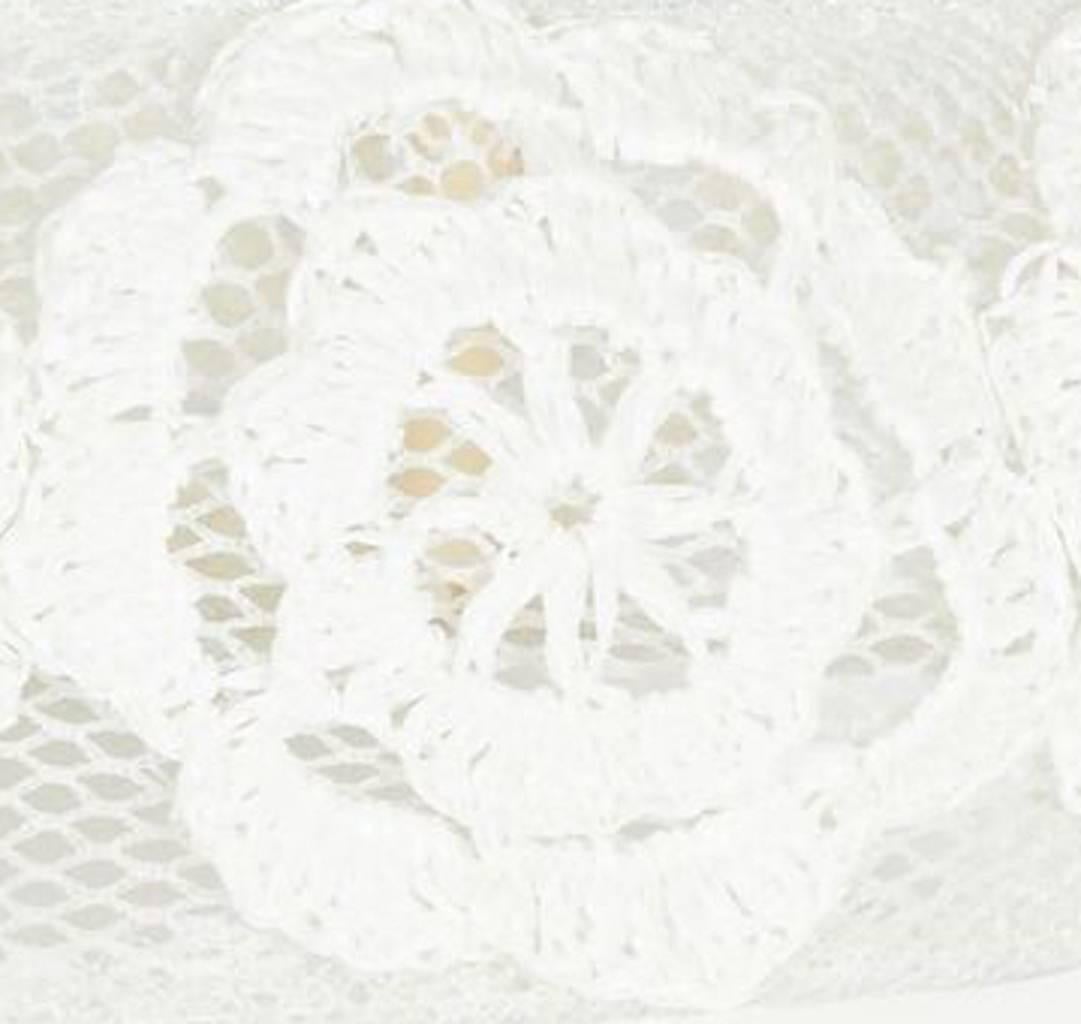 Italienische weiße Raffia-Brautmütze aus den 1960er Jahren mit Blumenmuster (Grau) im Angebot