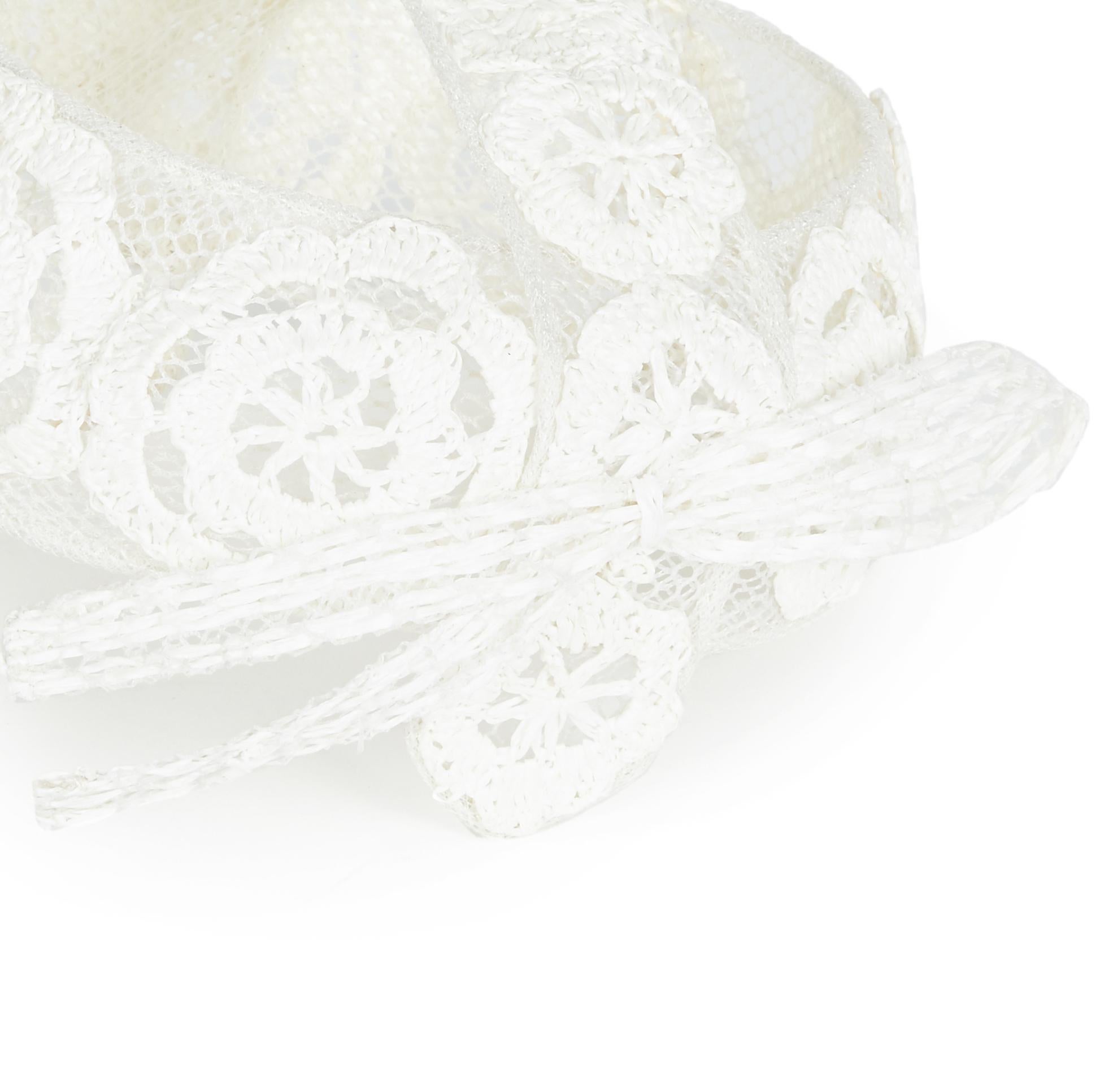 1960s Italian White Raffia Bridal Cap With Floral Design In Excellent Condition For Sale In London, GB