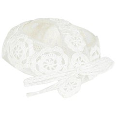 Gorro de novia italiano de rafia blanca con diseño floral de los años 60