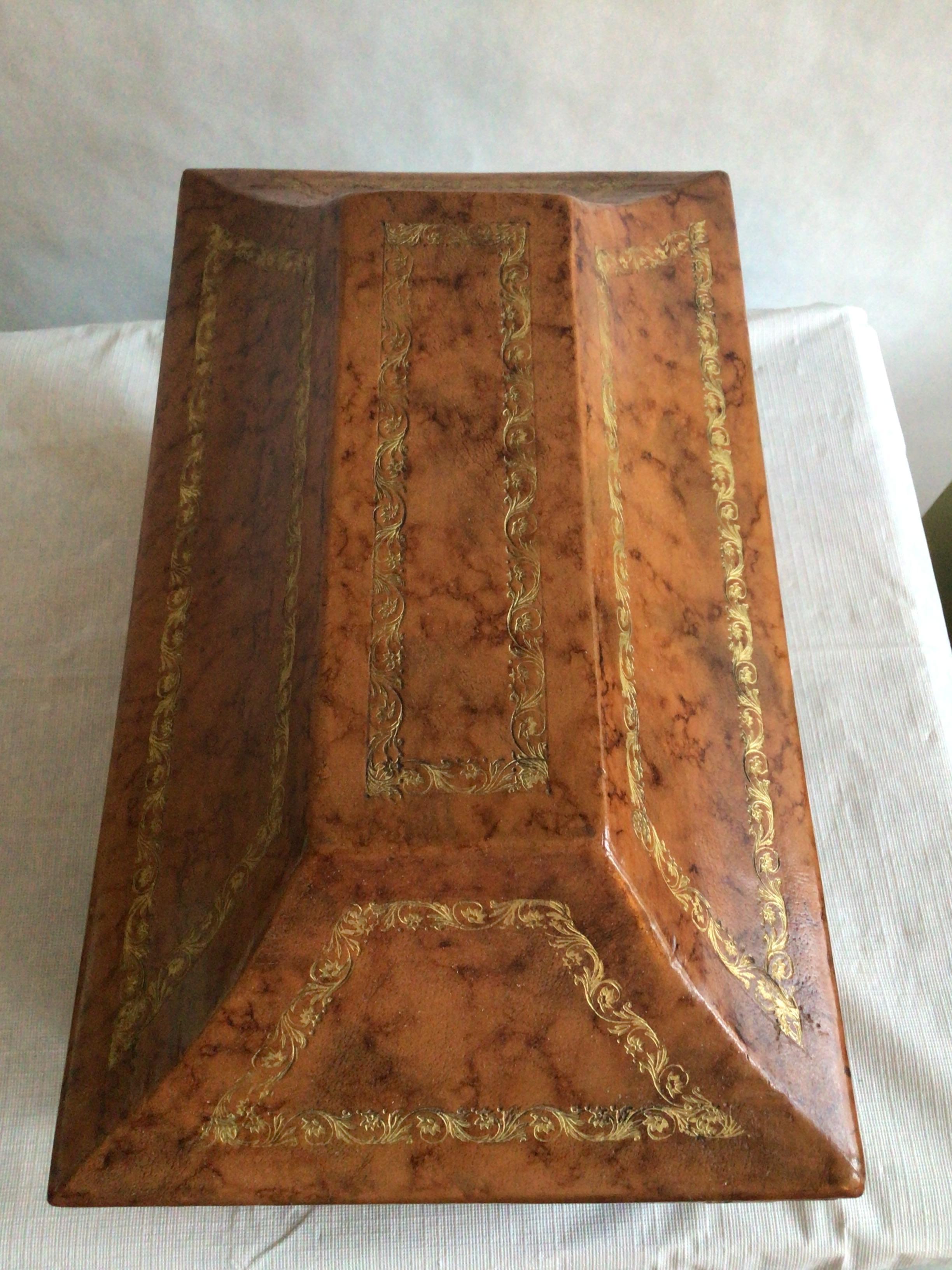 Caja de madera italiana de los años 60 forrada de cuero con detalles de pan de oro labrado en venta 4