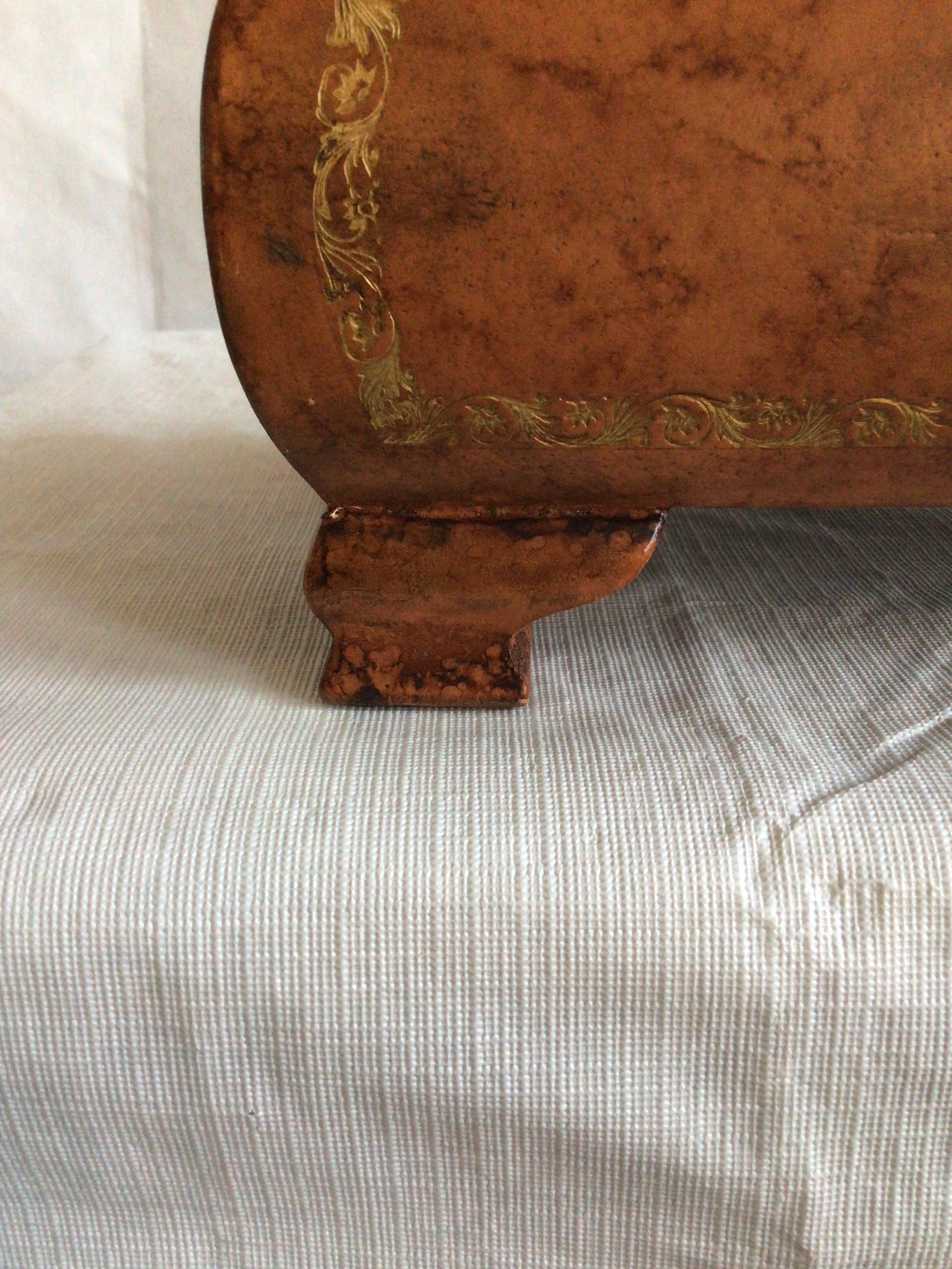 Caja de madera italiana de los años 60 forrada de cuero con detalles de pan de oro labrado en venta 5