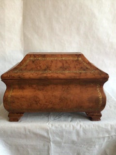 1960er Italienische Holzkiste mit Lederbezug und Blattgold-Akzenten