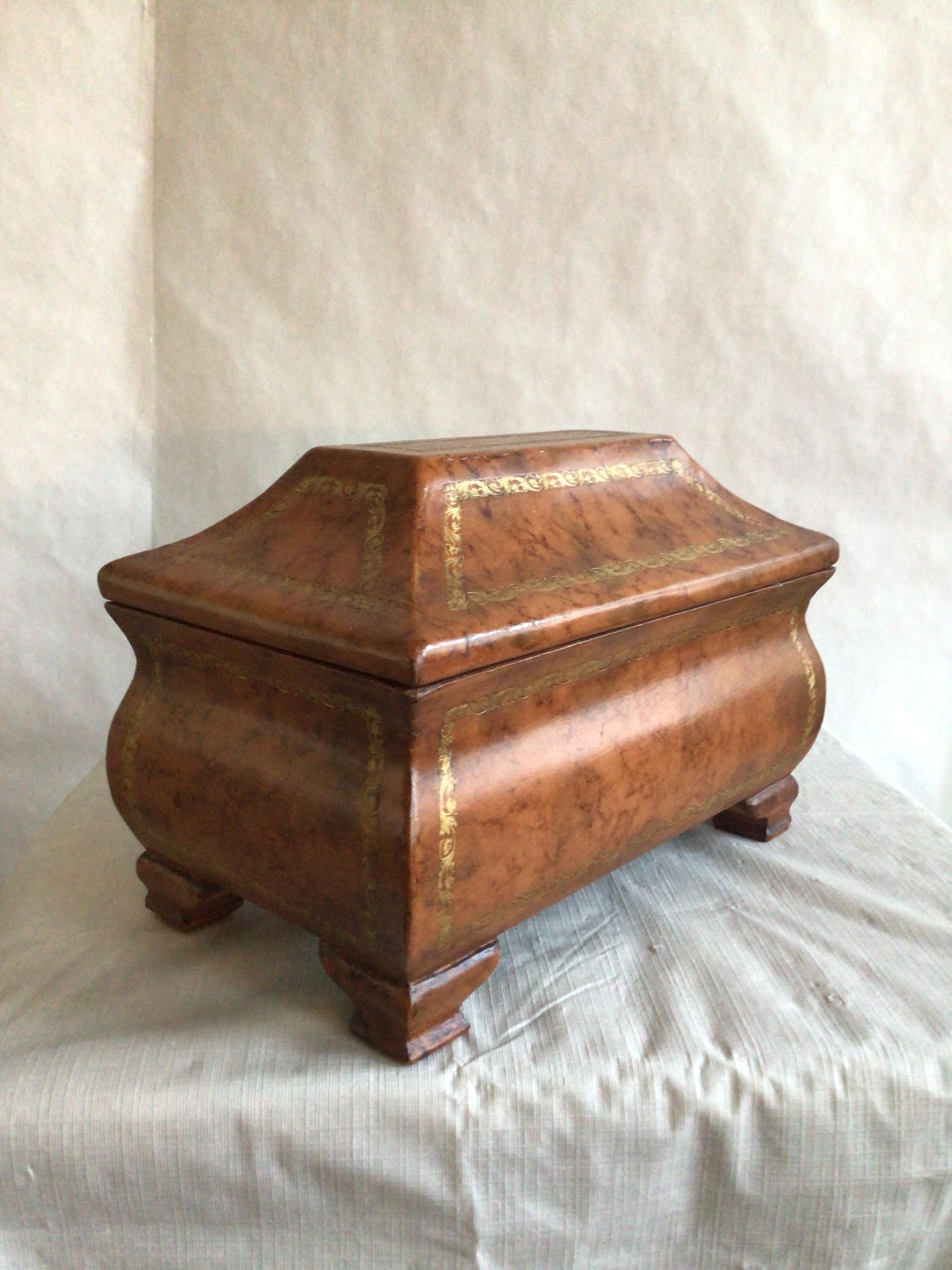 Caja de madera italiana de los años 60 forrada de cuero con detalles de pan de oro labrado En relieve en venta