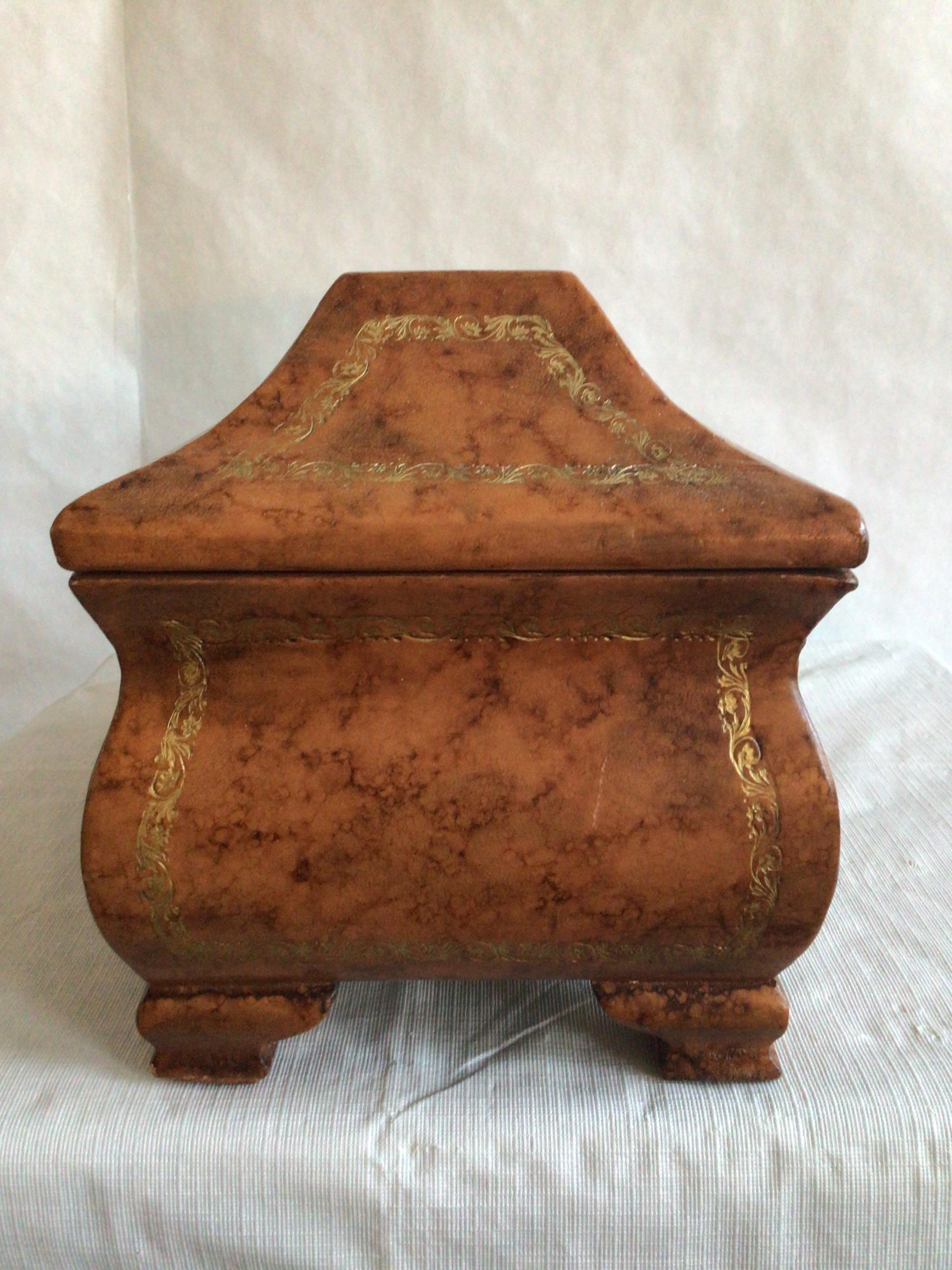 Caja de madera italiana de los años 60 forrada de cuero con detalles de pan de oro labrado en Bueno estado para la venta en Tarrytown, NY