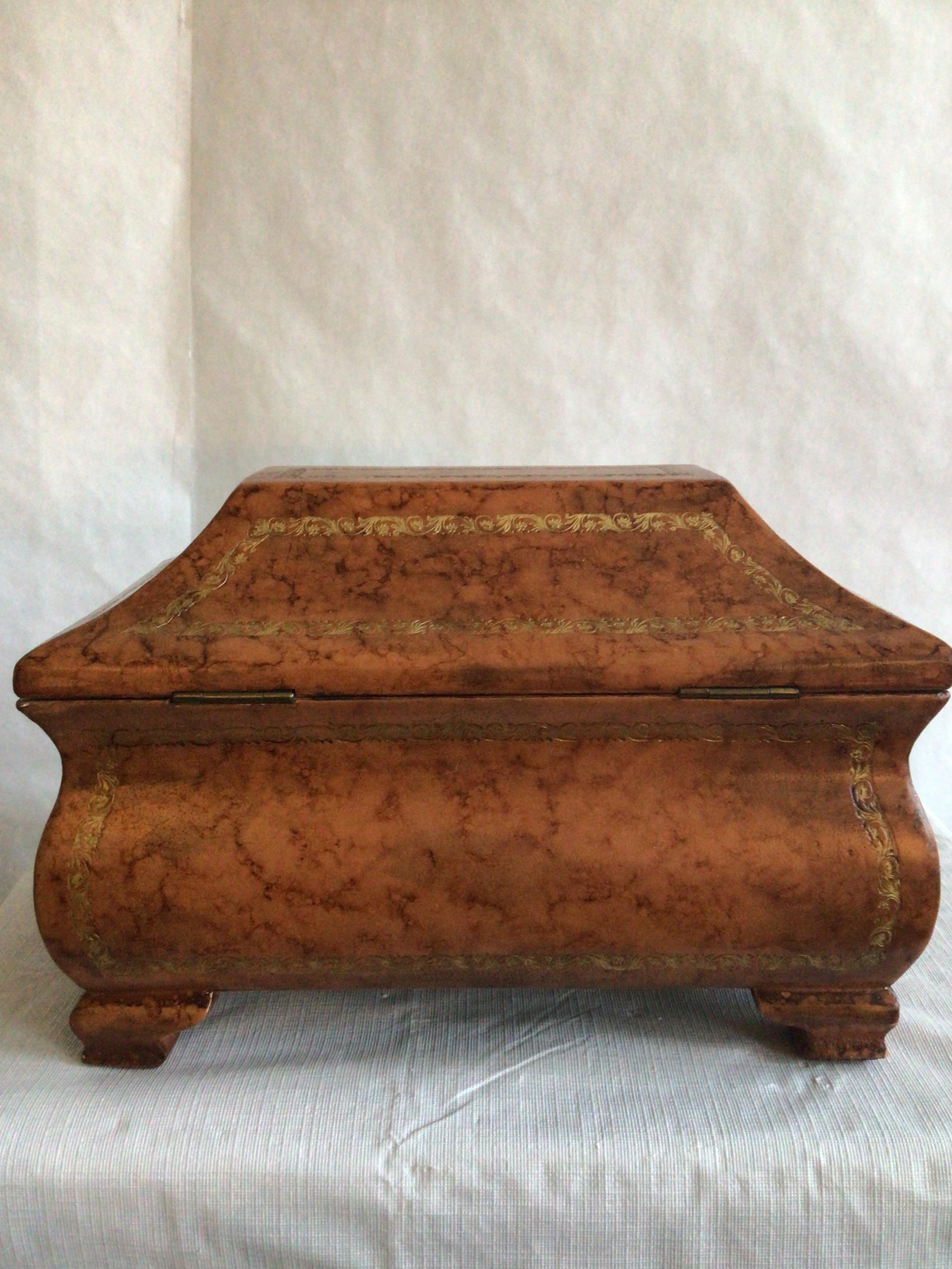 Caja de madera italiana de los años 60 forrada de cuero con detalles de pan de oro labrado mediados del siglo XX en venta