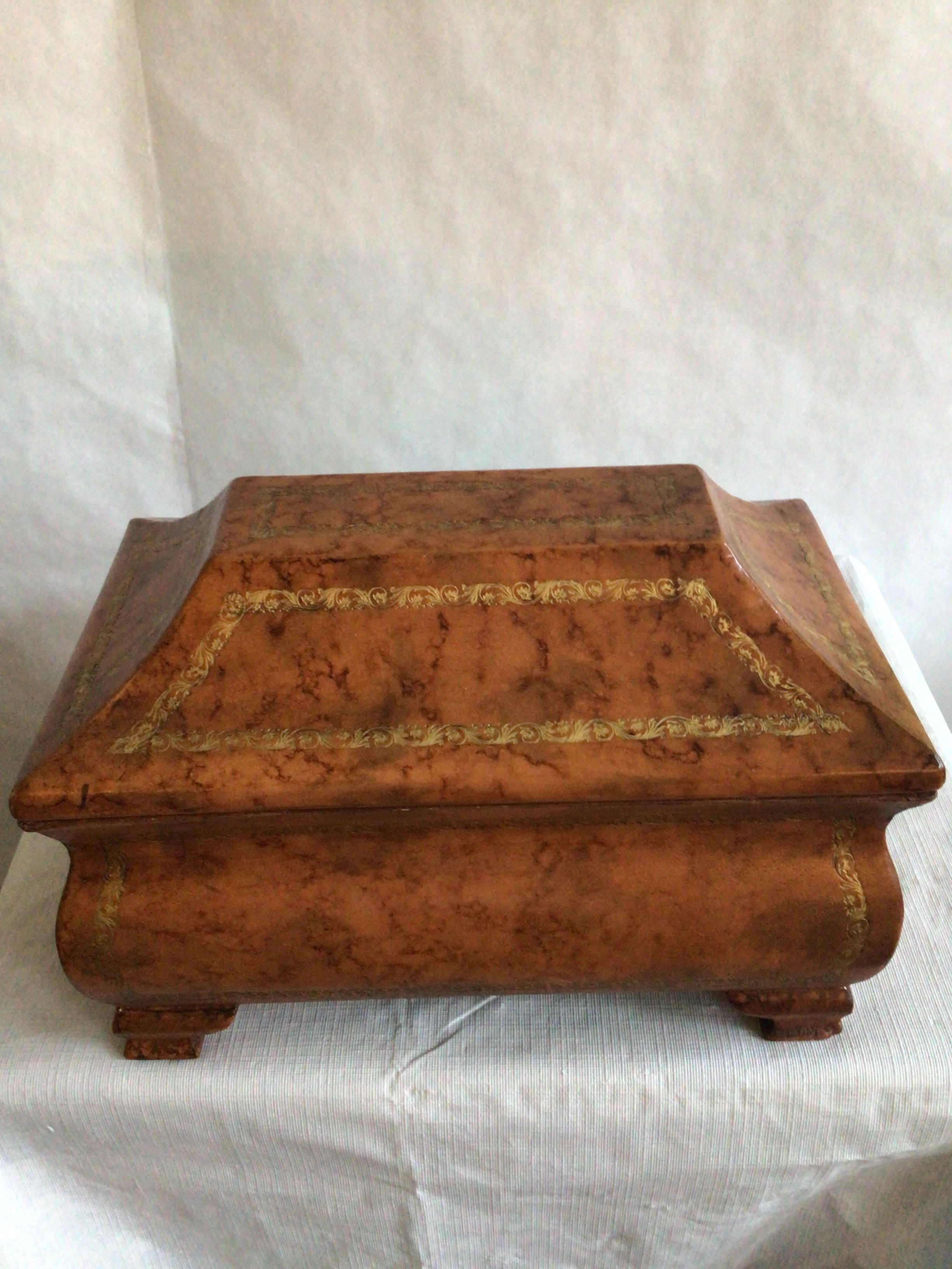 Caja de madera italiana de los años 60 forrada de cuero con detalles de pan de oro labrado Cuero en venta