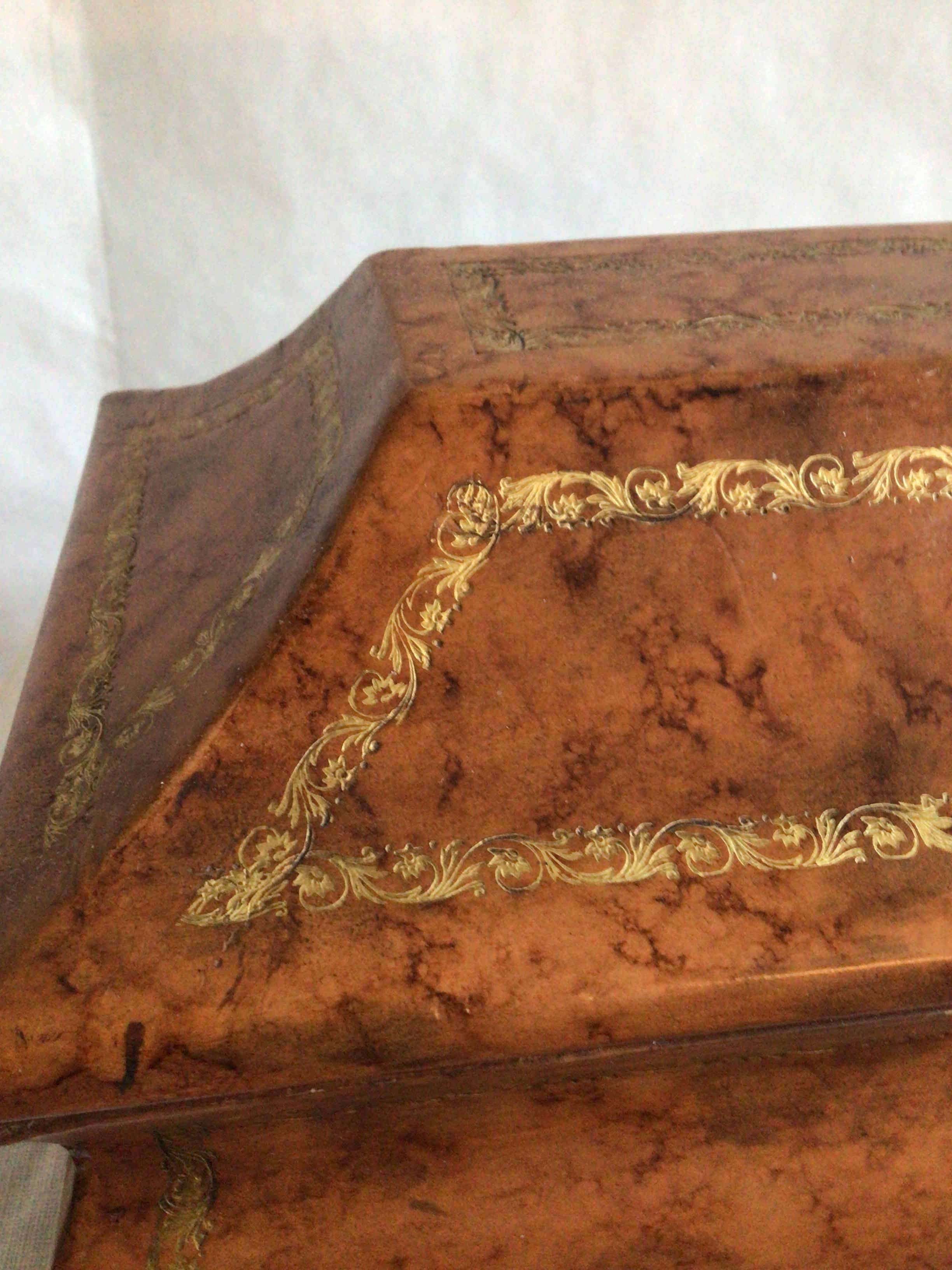 Caja de madera italiana de los años 60 forrada de cuero con detalles de pan de oro labrado en venta 1