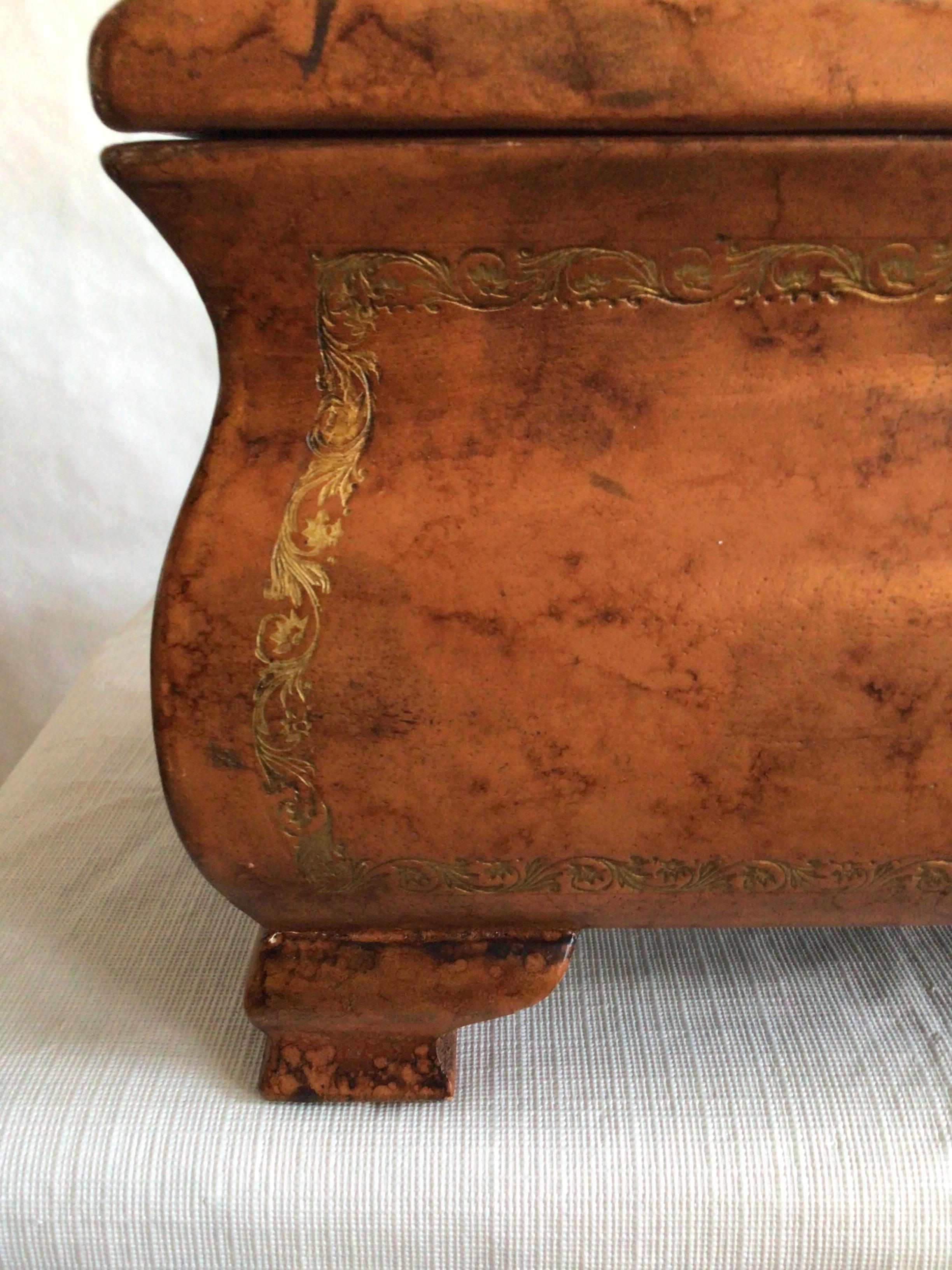 Caja de madera italiana de los años 60 forrada de cuero con detalles de pan de oro labrado en venta 2