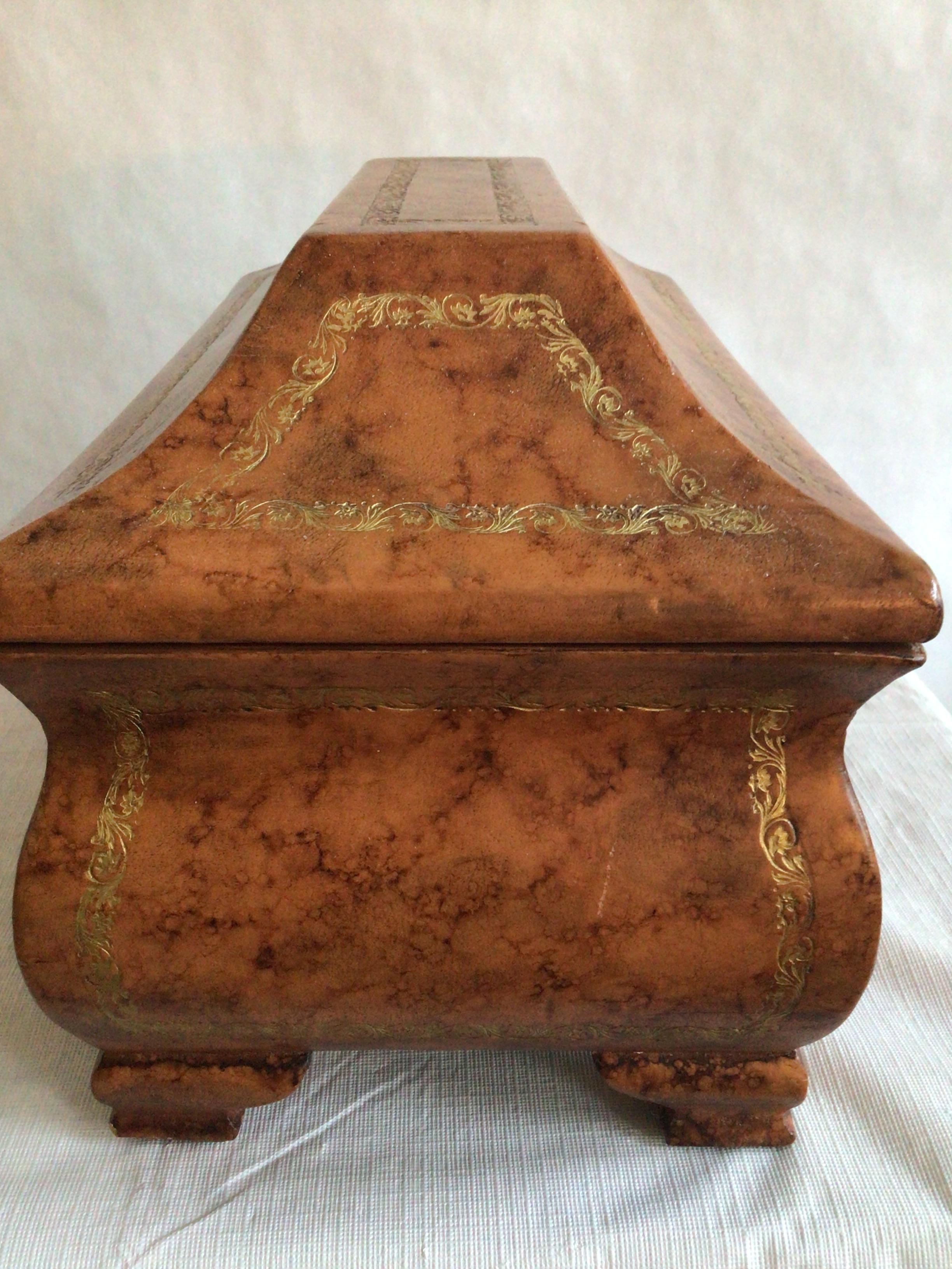 Caja de madera italiana de los años 60 forrada de cuero con detalles de pan de oro labrado en venta 3