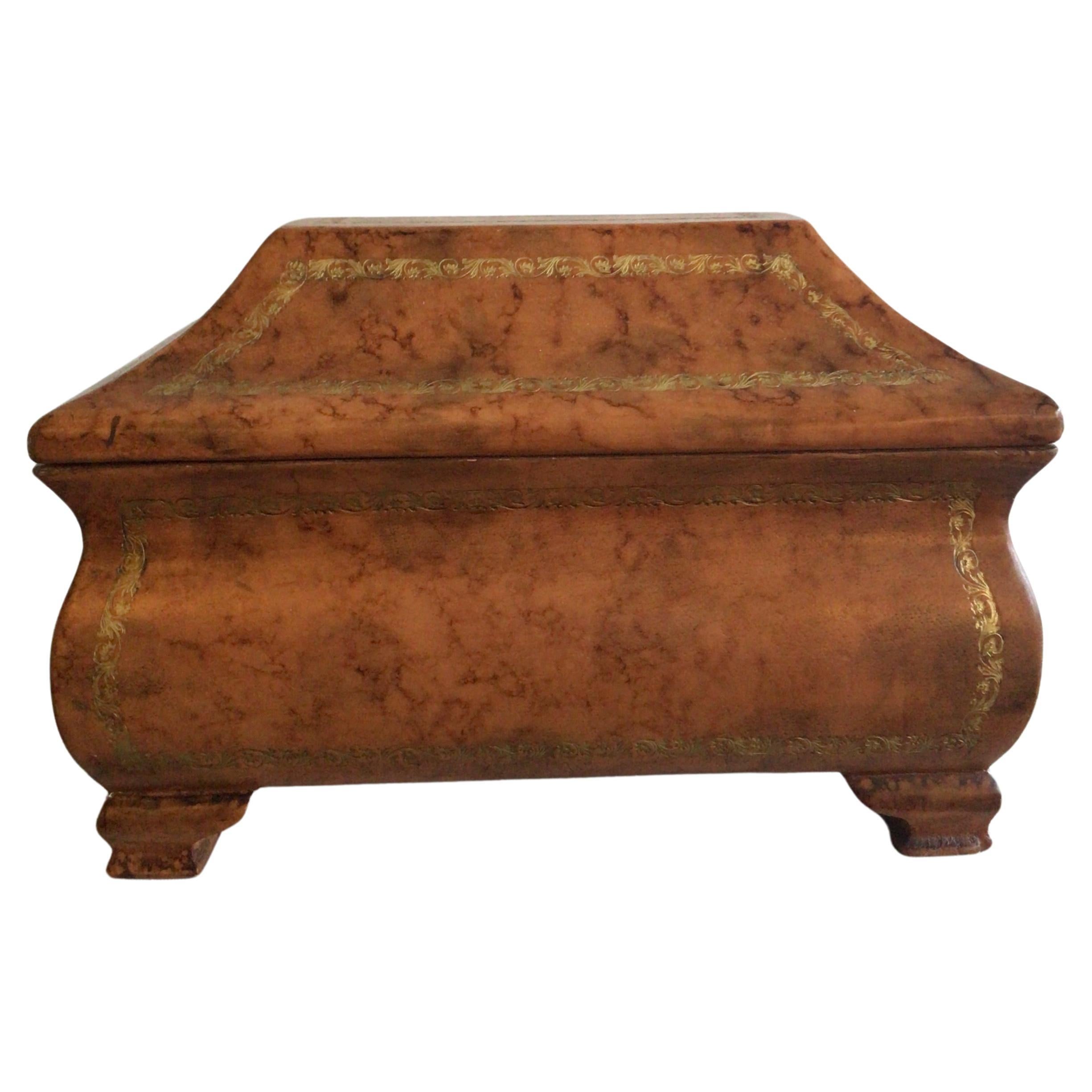 Caja de madera italiana de los años 60 forrada de cuero con detalles de pan de oro labrado en venta