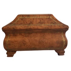 Caja de madera italiana de los años 60 forrada de cuero con detalles de pan de oro labrado
