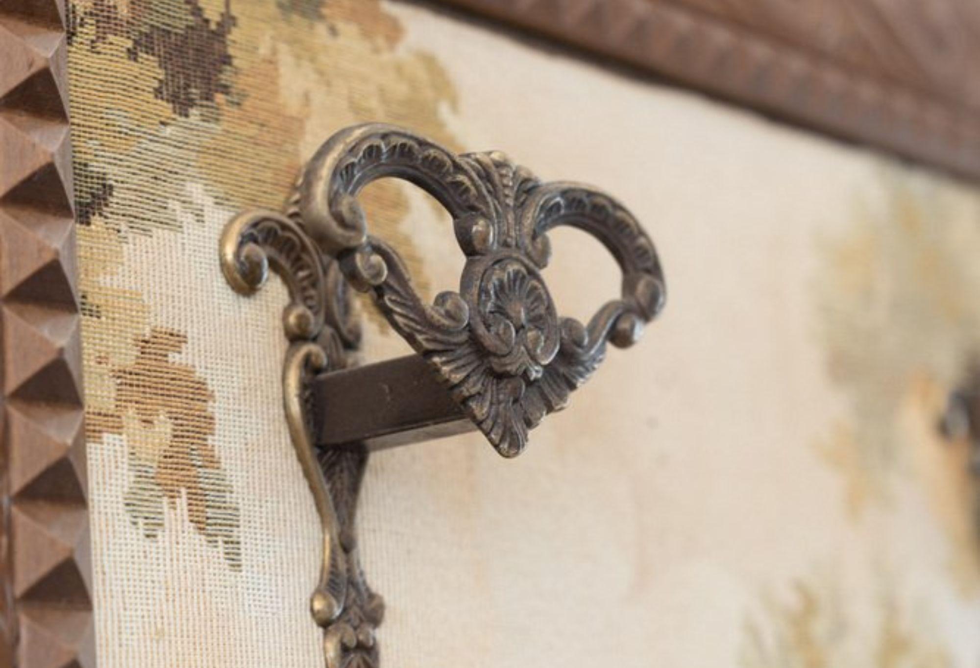 1960s Italian Wooden Coat Rack with Tapestry Hunting Scene In Good Condition For Sale In Manzano, IT