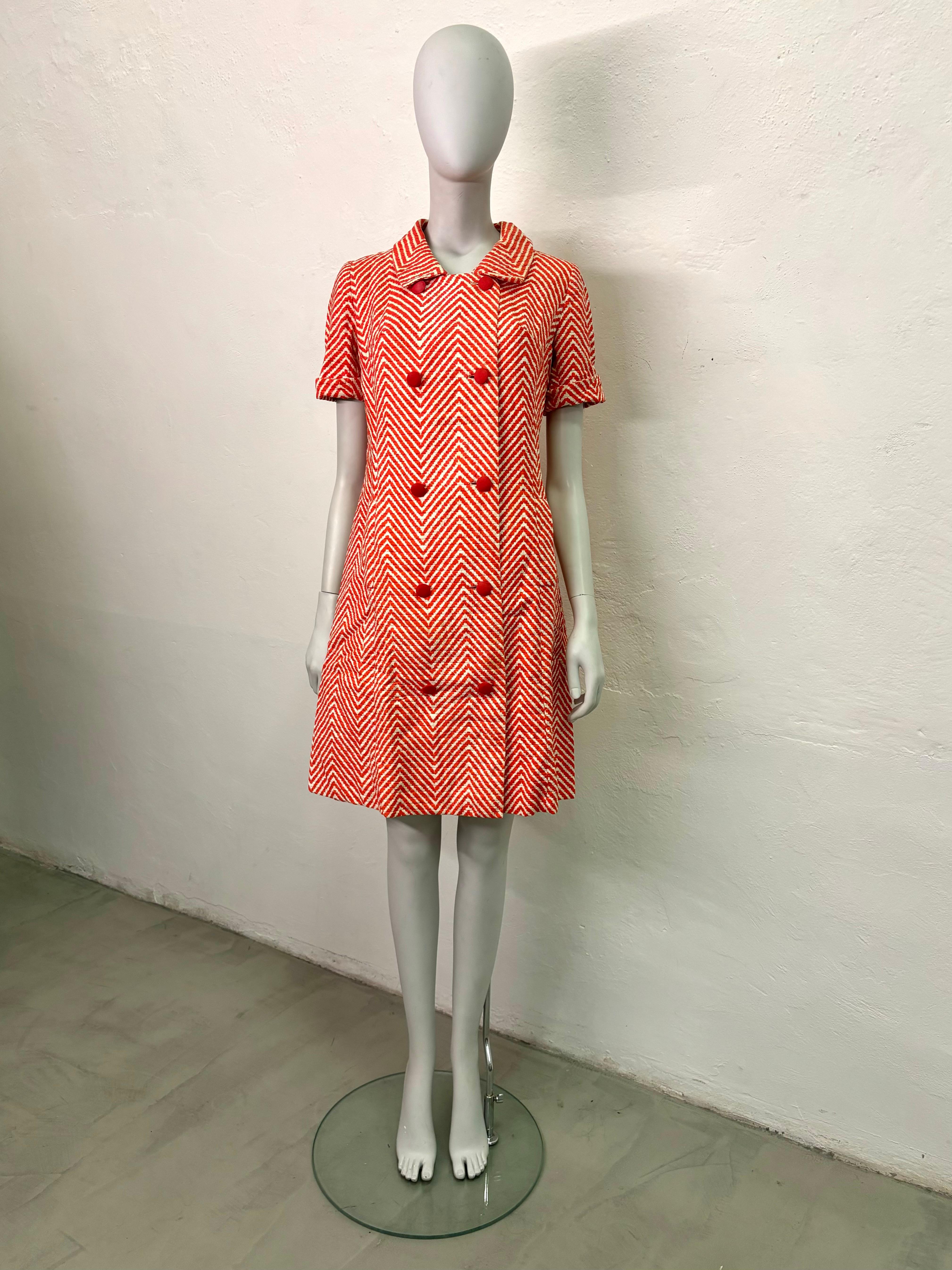 Italienisches, maßgeschneidertes Zickzack-Kleid aus den 1960er Jahren

Rot und cremefarben 
Zickzack-Motiv
Größenetikett fehlt, passt S/M

Abmessungen:
- Gesamtlänge: 89 cm - Oberweite: 45 cm - Taille: 41 cm - Hüfte: 46 cm
Zusammensetzung
