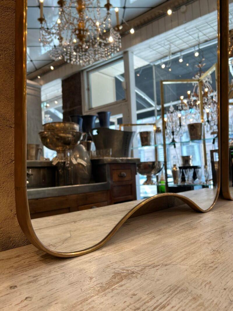 Stunning full length midcentury brass mirror from circa 1960s Italy. It has a sleek and tight quality brass frame with a rounded profile,  a beautiful rectangular design and stunning curved princess style top profile.

Original mirrored glass, and