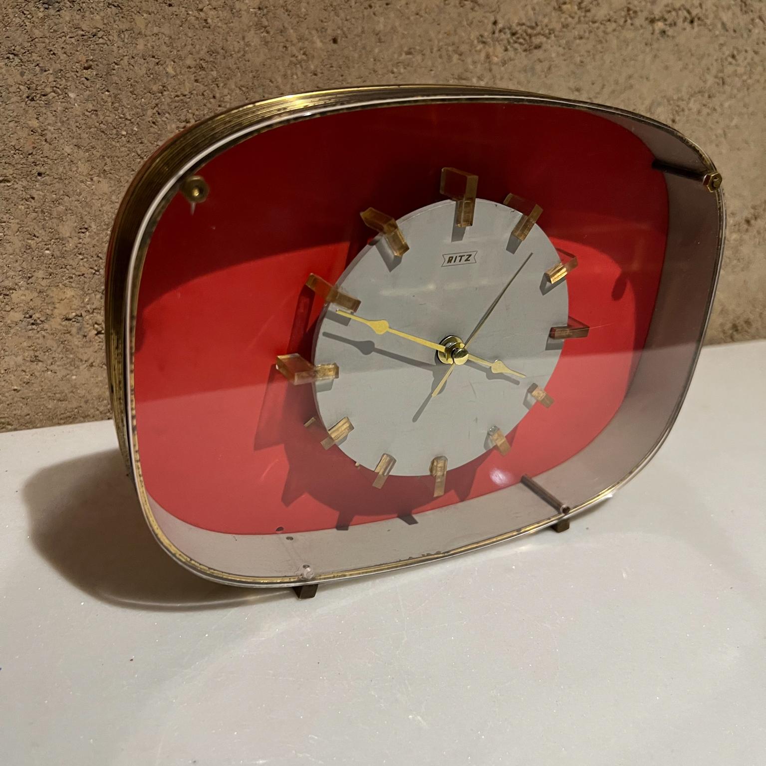 1960s Italy Ritz Pink Art Deco Wind-Up Alarm Table Clock in Lucite and Brass 2