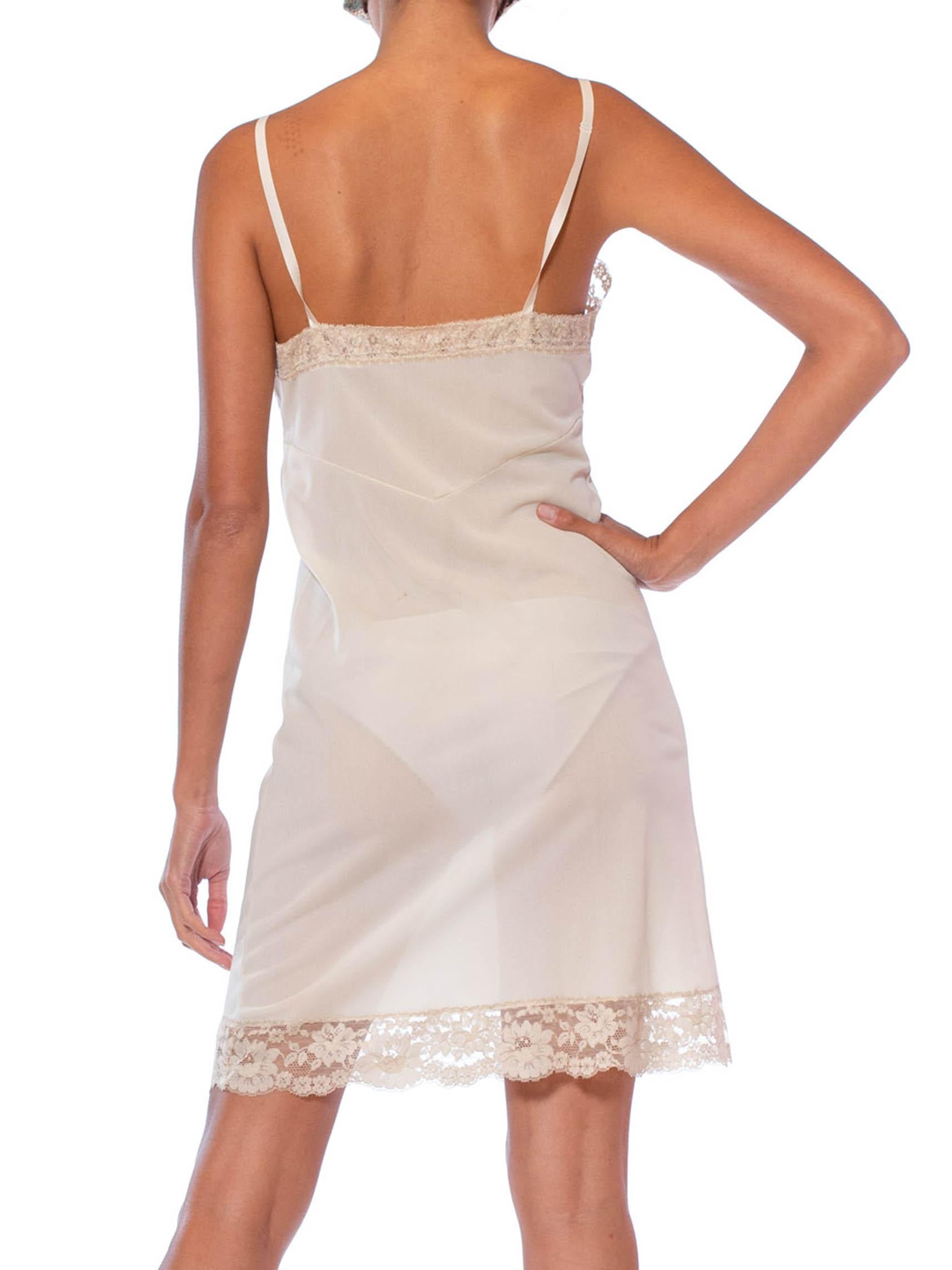 1960er Jahre Elfenbeinfarbenes Slip-Kleid aus Nylon in Weiß und Creme 4