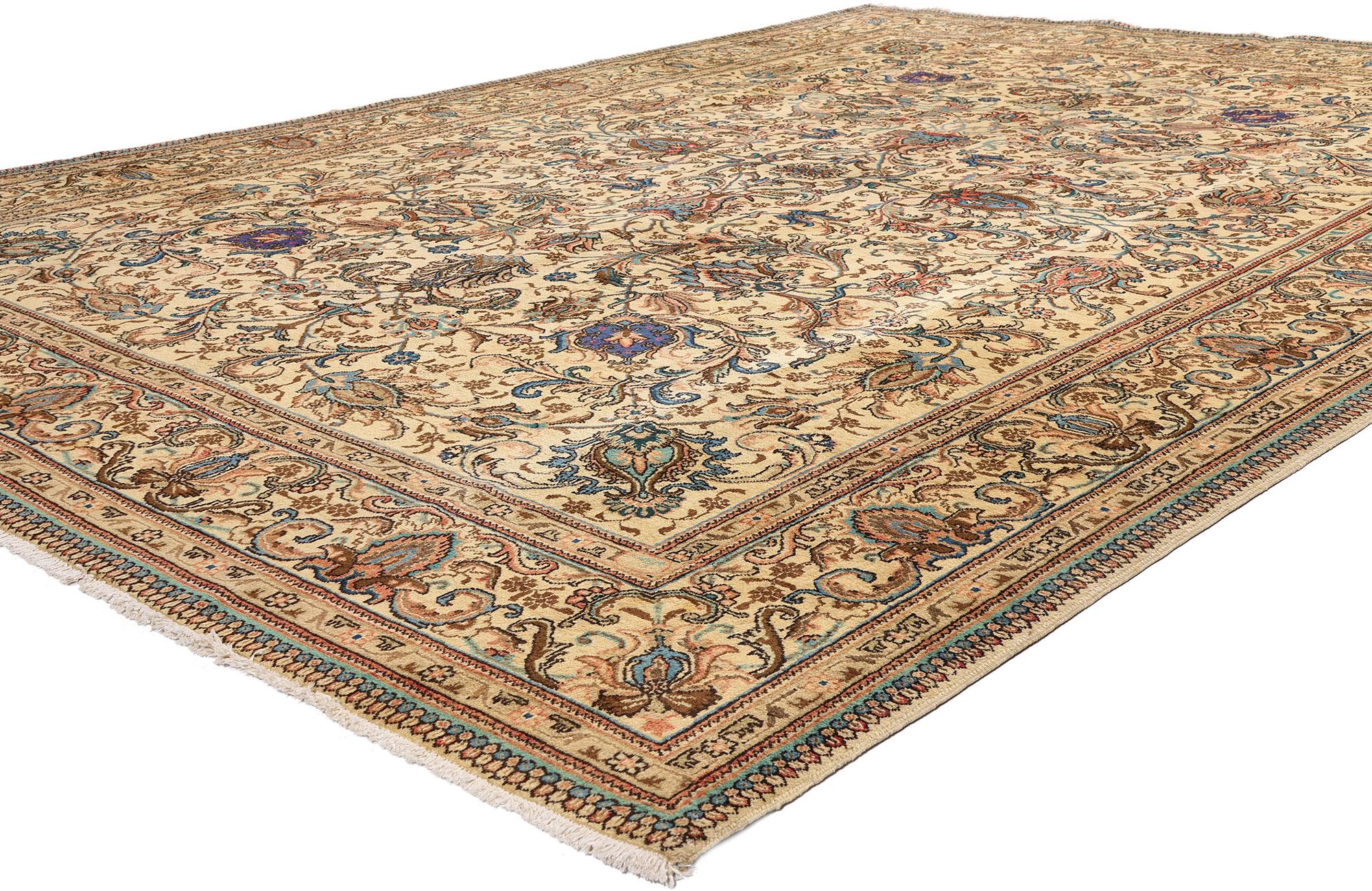 76412 Alfombra Persa Tabriz Vintage 09'06 x 12'10. Atemporal y refinada, esta alfombra persa Tabriz vintage de lana anudada a mano presenta un estampado floral integral compuesto por palmetas en flor, zarcillos frondosos, rosetas y enredaderas