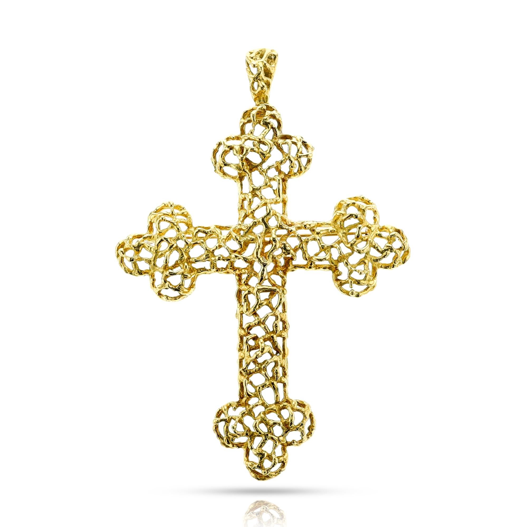 Broche/pendentif en or jaune 18 cartier de J. Schwabe des années 1960. La croix est une croix de baptême grecque et est en or texturé. Signé CARTIER & J. Schwabe, estampillé 18k et numéroté. La croix est munie d'une anse et d'une épingle à broche.