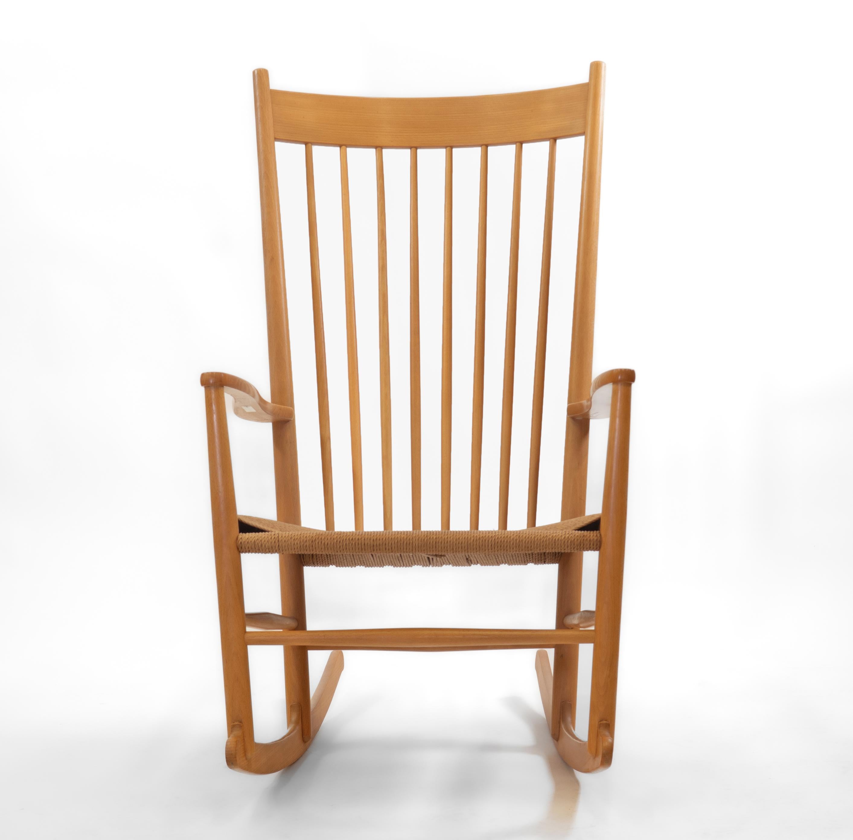 Un classique du design danois - le fauteuil à bascule J16 en hêtre de Hans Wegner. 

Introduit en 1944, ce modèle date des années 1960 et porte le Label 