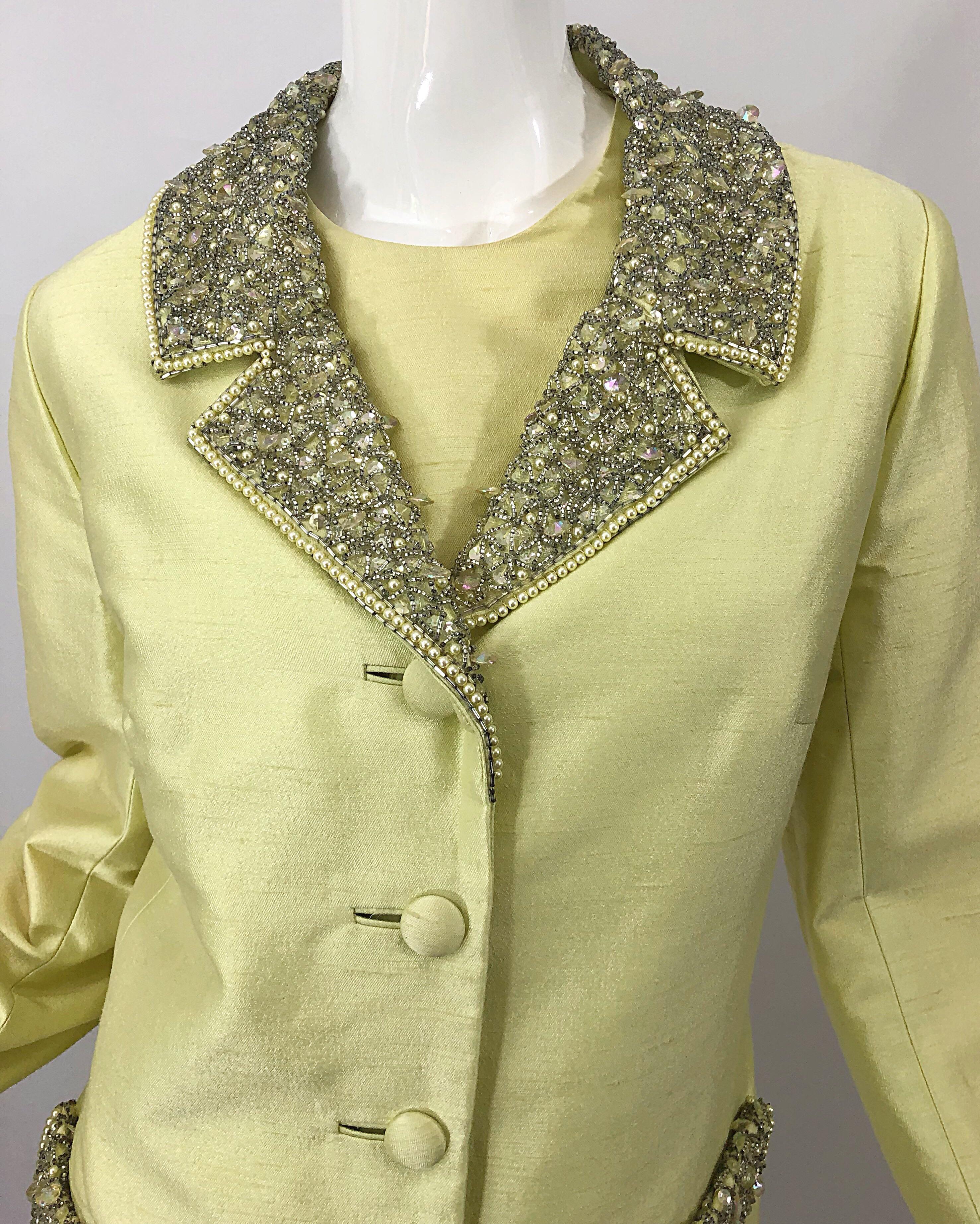 1960er Jack Bryan A-Linien-Kleid + Jacke-Anzug aus gelber Seide mit Strass und Perlen im Angebot 5