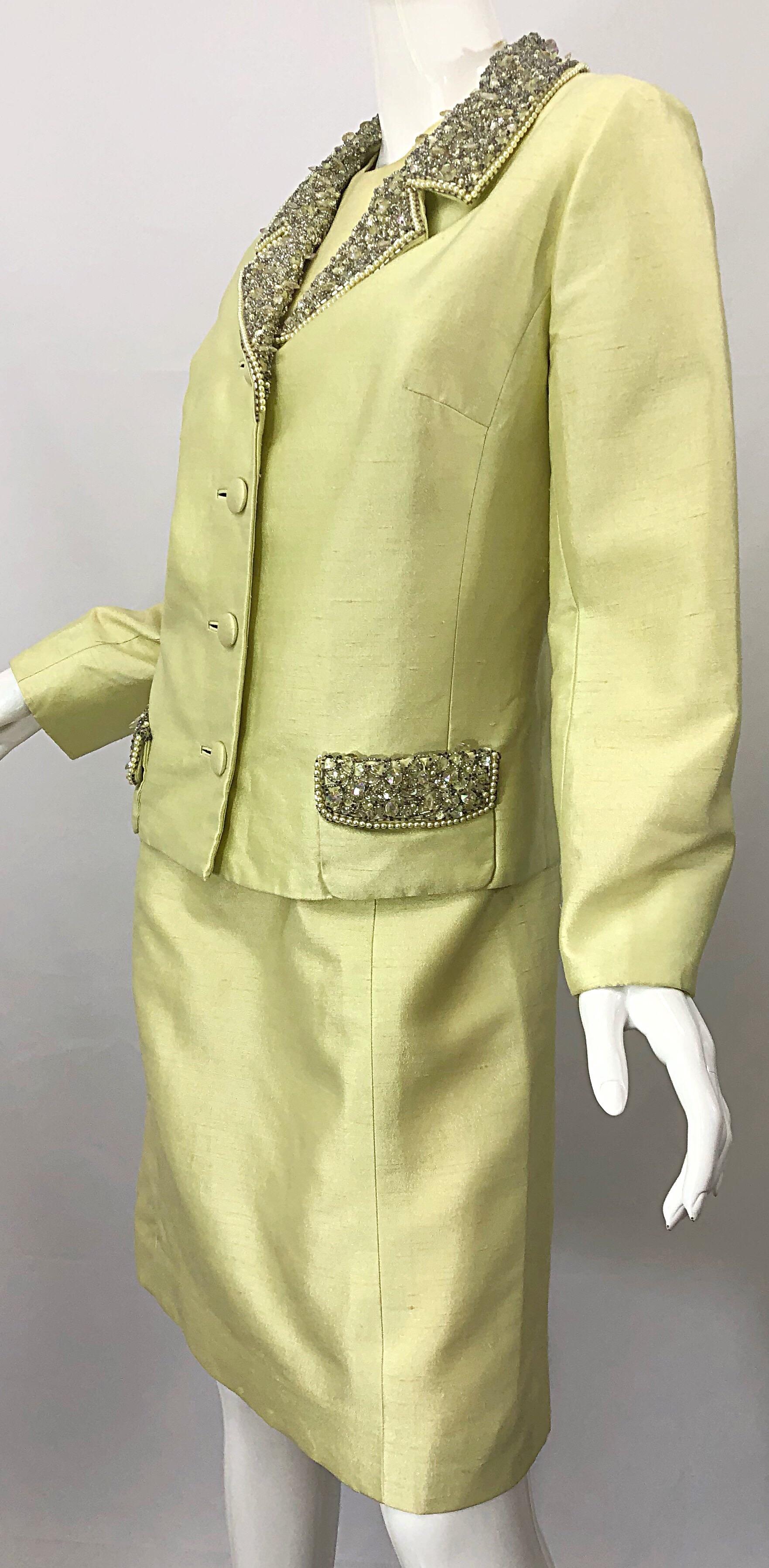 1960er Jack Bryan A-Linien-Kleid + Jacke-Anzug aus gelber Seide mit Strass und Perlen im Angebot 7