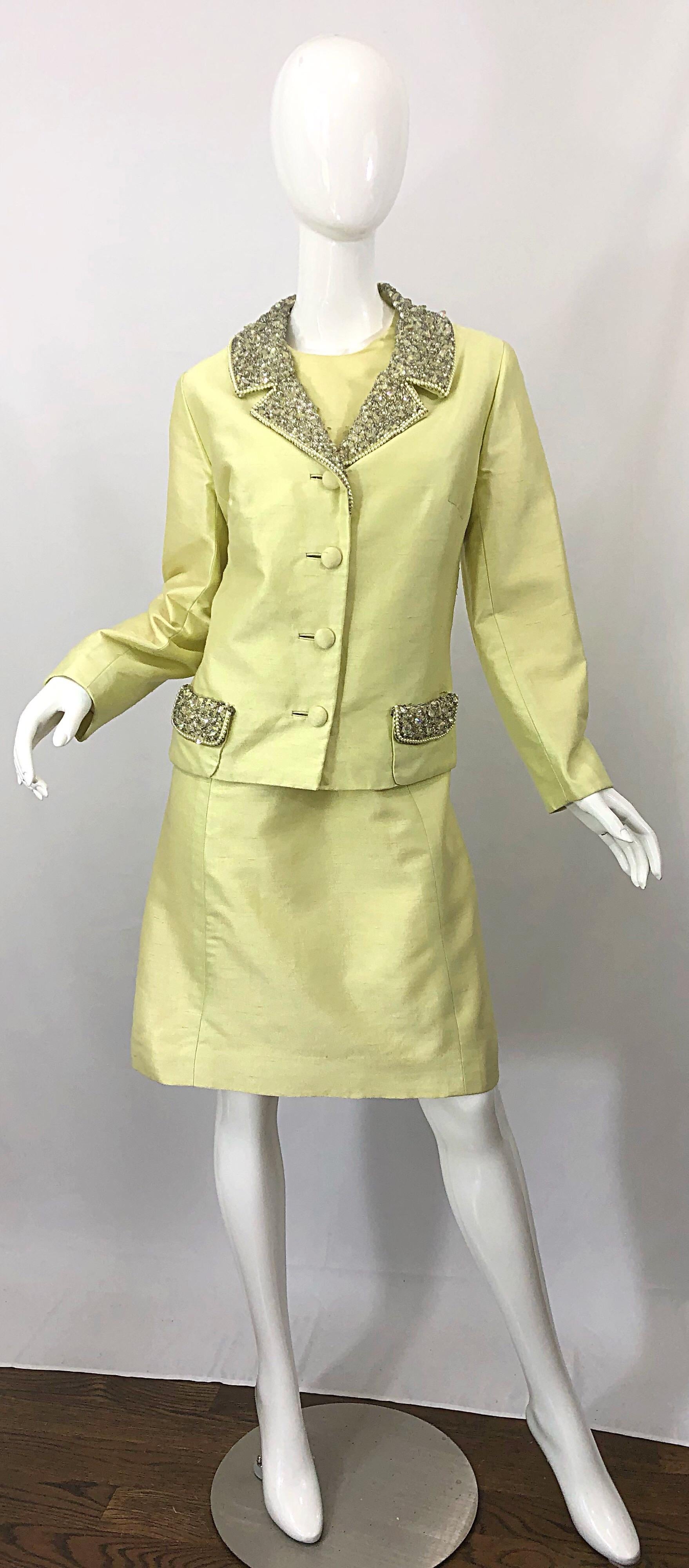1960er Jack Bryan A-Linien-Kleid + Jacke-Anzug aus gelber Seide mit Strass und Perlen im Angebot 9