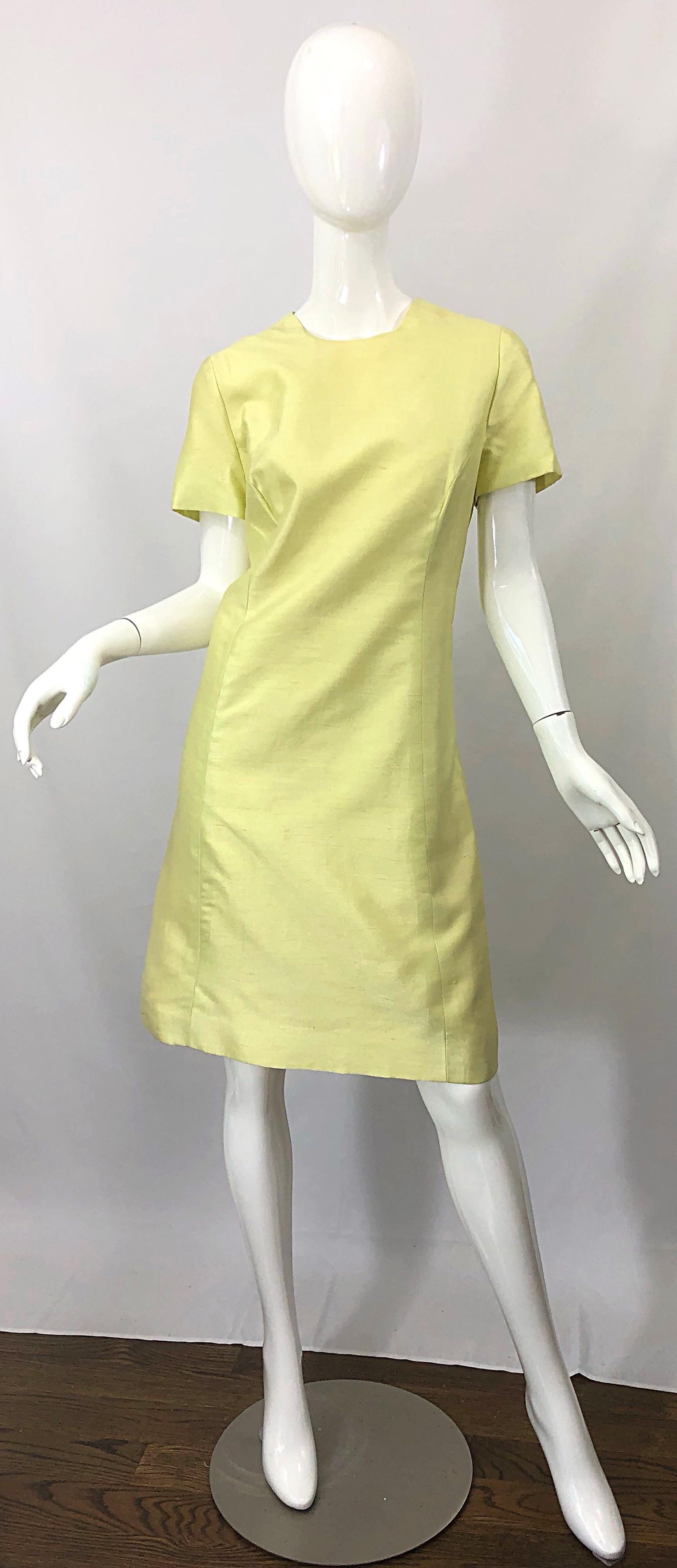 1960er Jack Bryan A-Linien-Kleid + Jacke-Anzug aus gelber Seide mit Strass und Perlen im Zustand „Hervorragend“ im Angebot in San Diego, CA