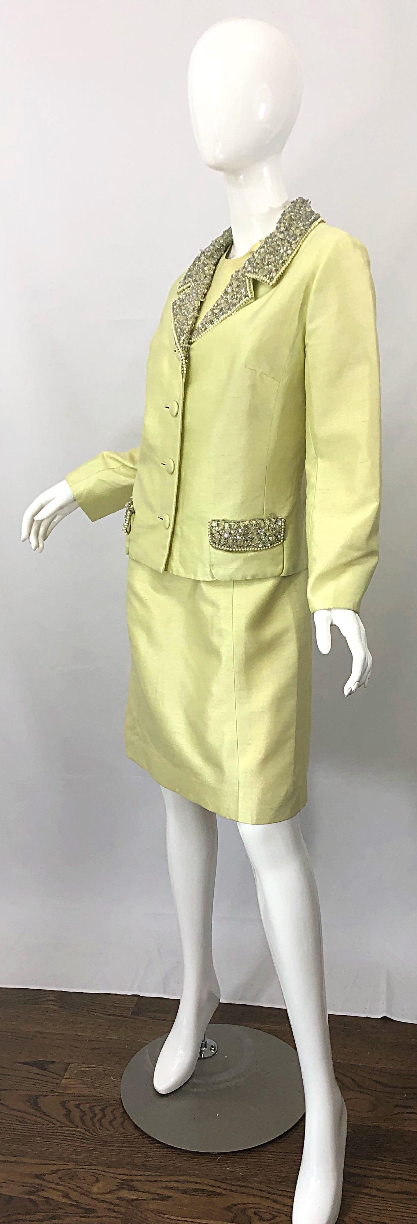 Jack Bryan - Robe trapèze et veste en soie jaune perlée et ornée de strass, années 1960 Pour femmes en vente