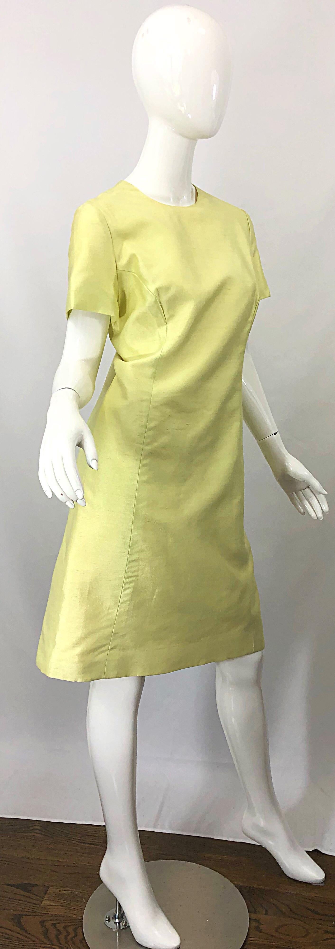 1960er Jack Bryan A-Linien-Kleid + Jacke-Anzug aus gelber Seide mit Strass und Perlen im Angebot 2